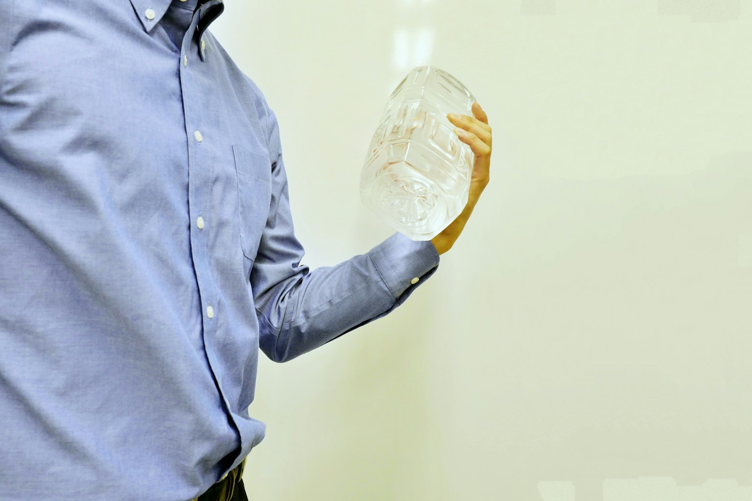 Một người đàn ông cầm đĩa trong suốt