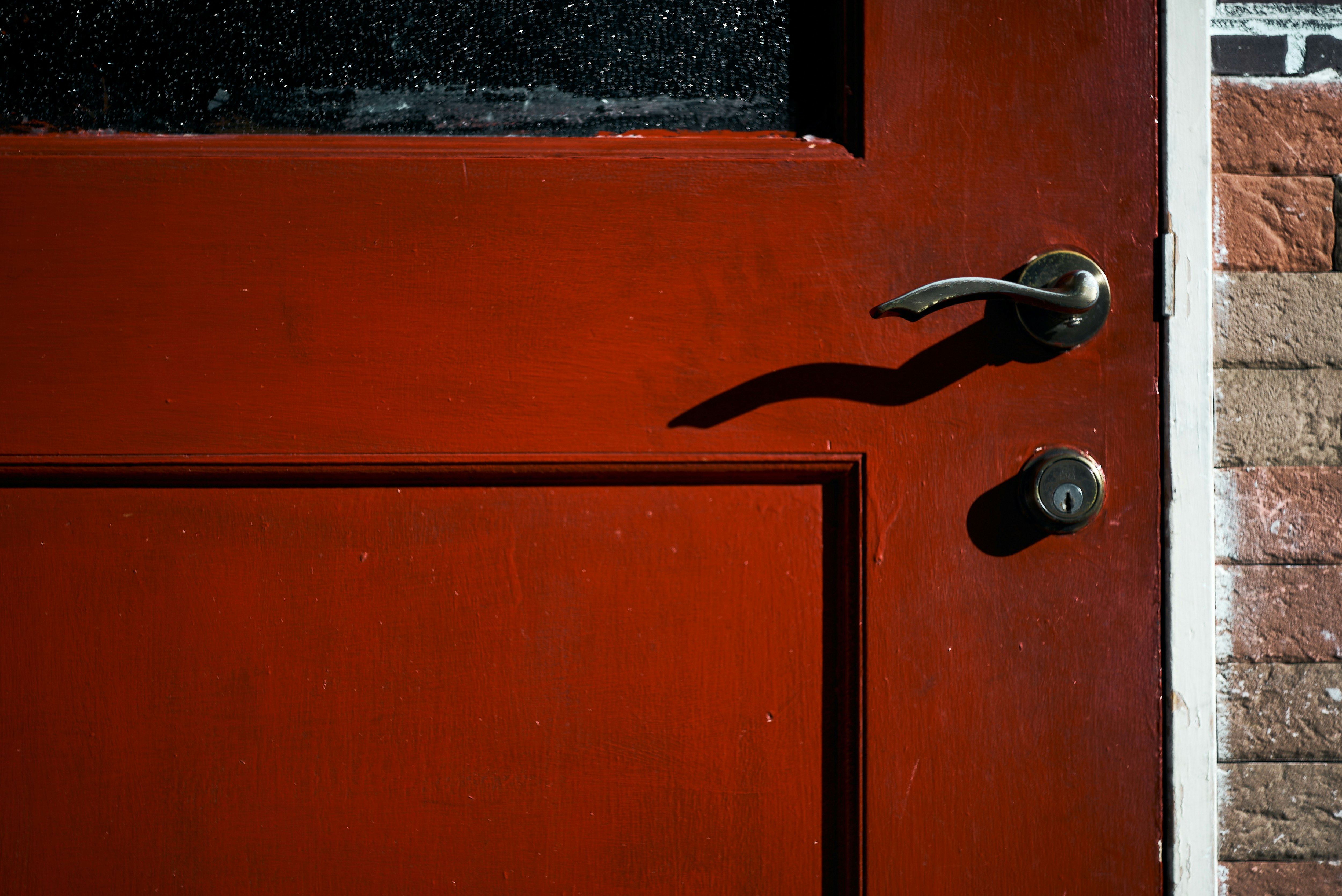 manija de puerta roja y cerradura negra en la entrada