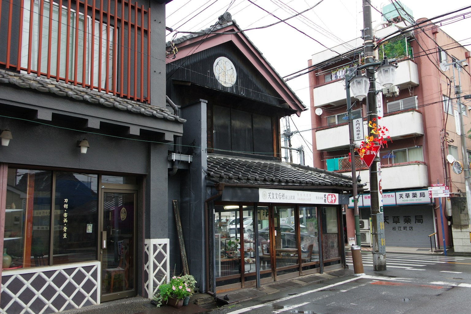 Bangunan tradisional Jepang berdampingan dengan arsitektur modern di jalan