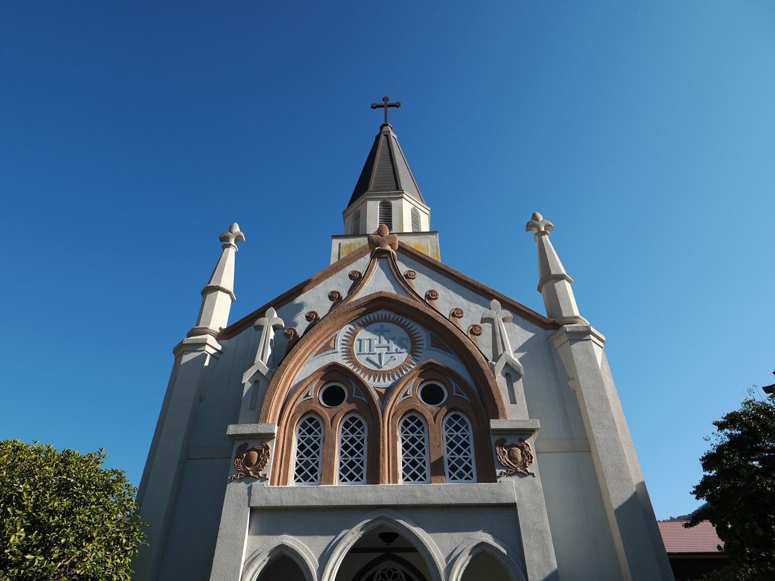 Mặt tiền nhà thờ đẹp dưới bầu trời xanh với những bức tượng tinh xảo và các vòm theo phong cách Gothic