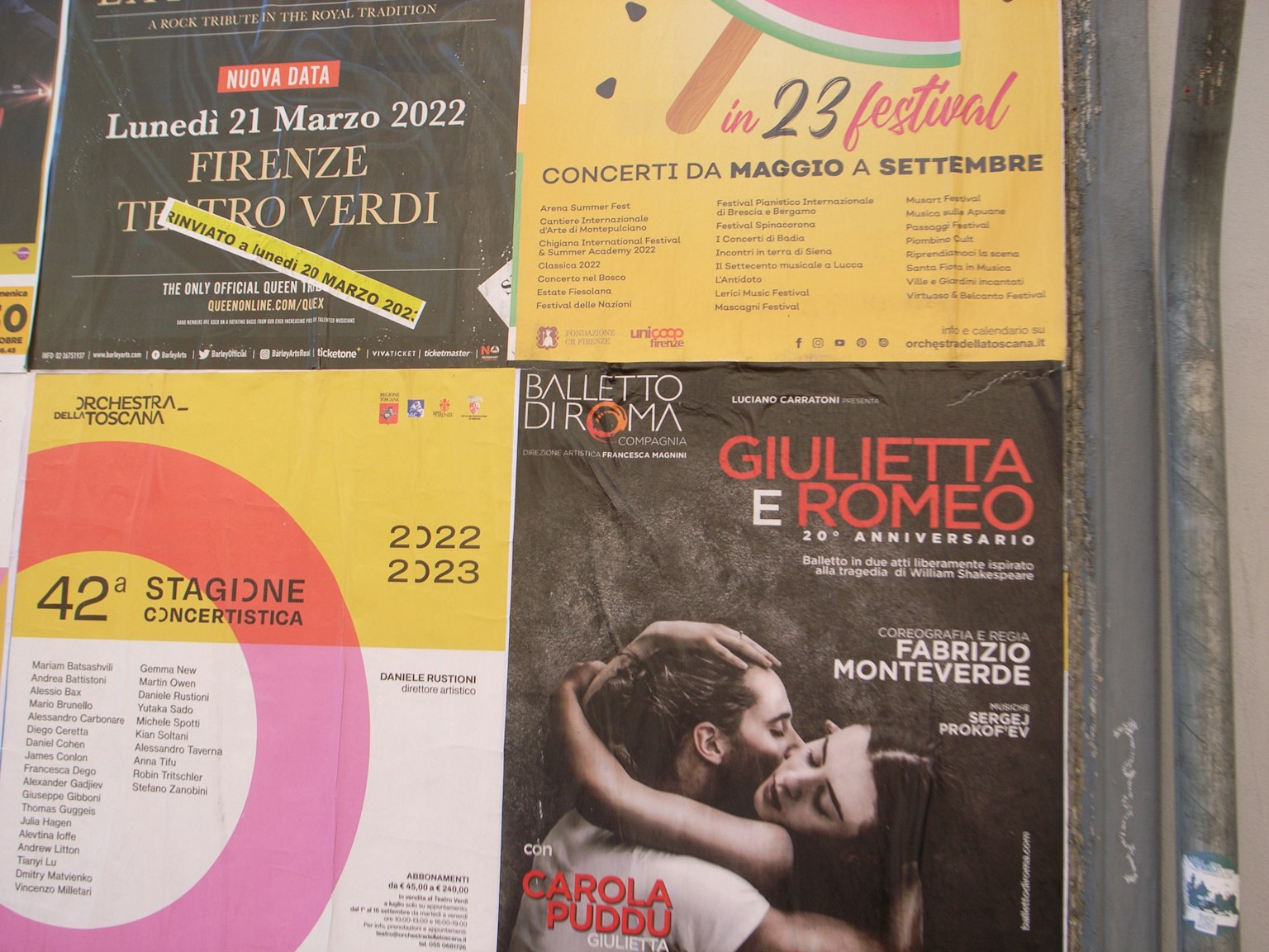 Pared cubierta con carteles de teatro y ballet en Florencia