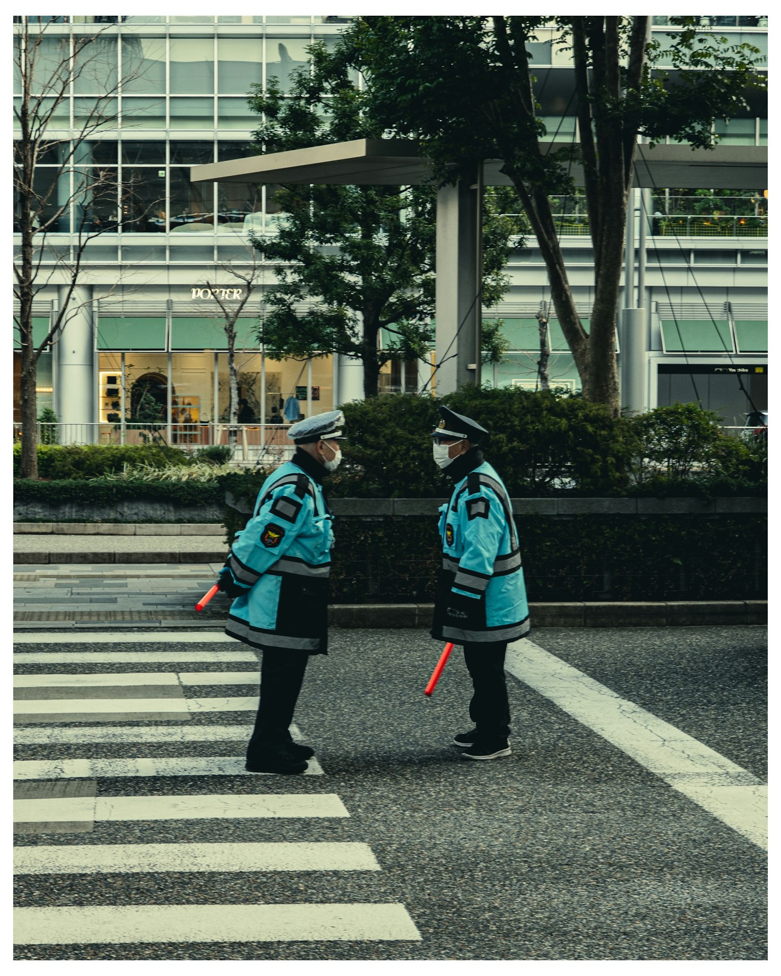 两名穿着蓝色制服的警察在斑马线上交谈