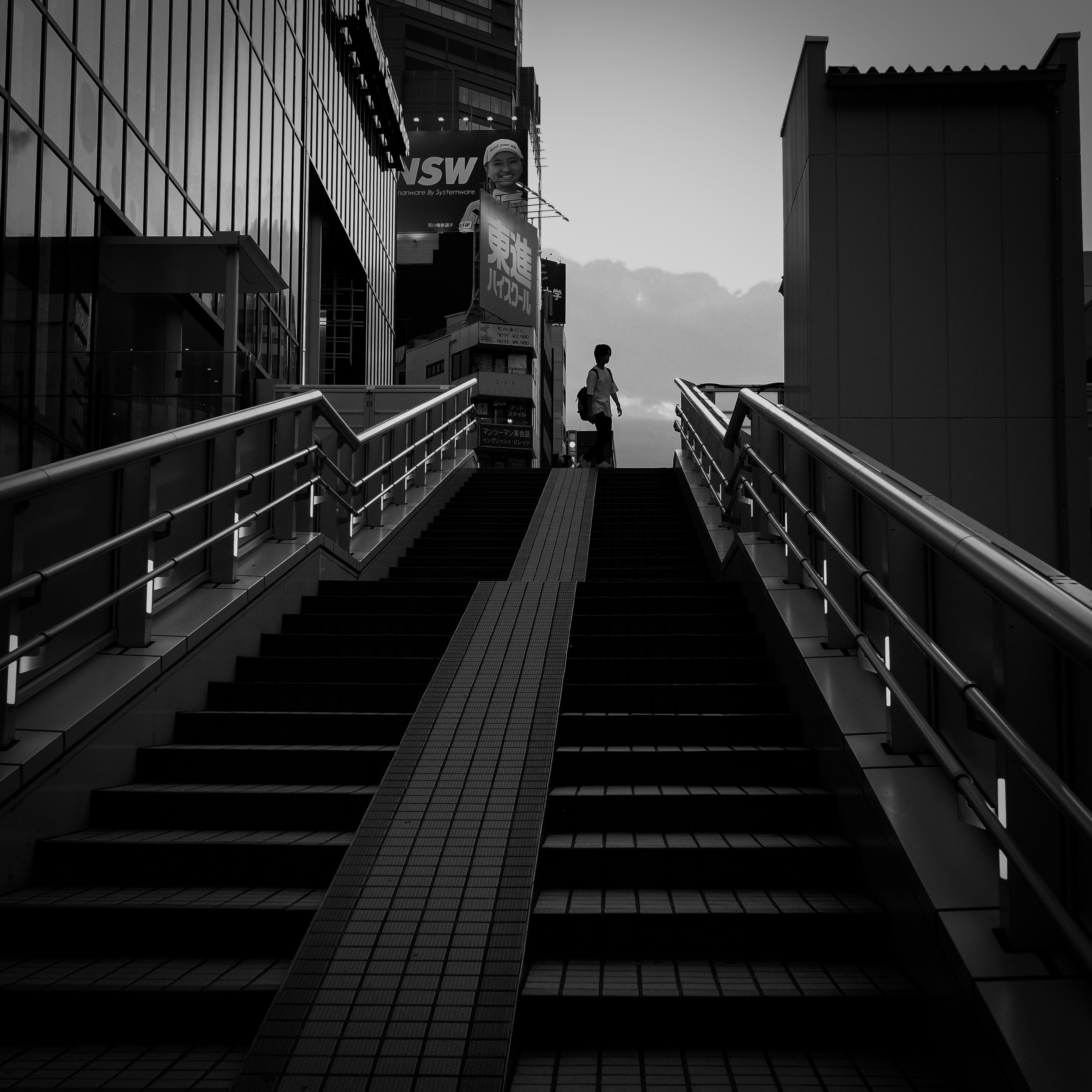 坡道上的階梯與高架步道街景