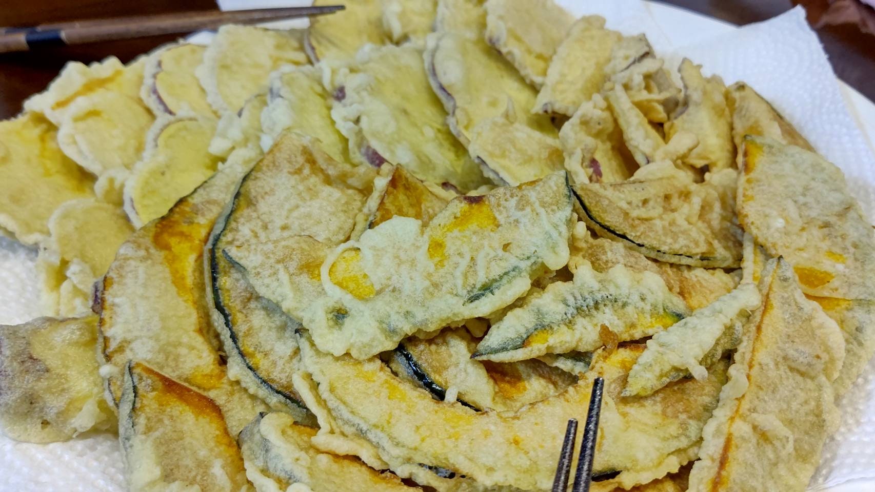 かぼちゃの天ぷらの衣が重なった揚げ物のアップ