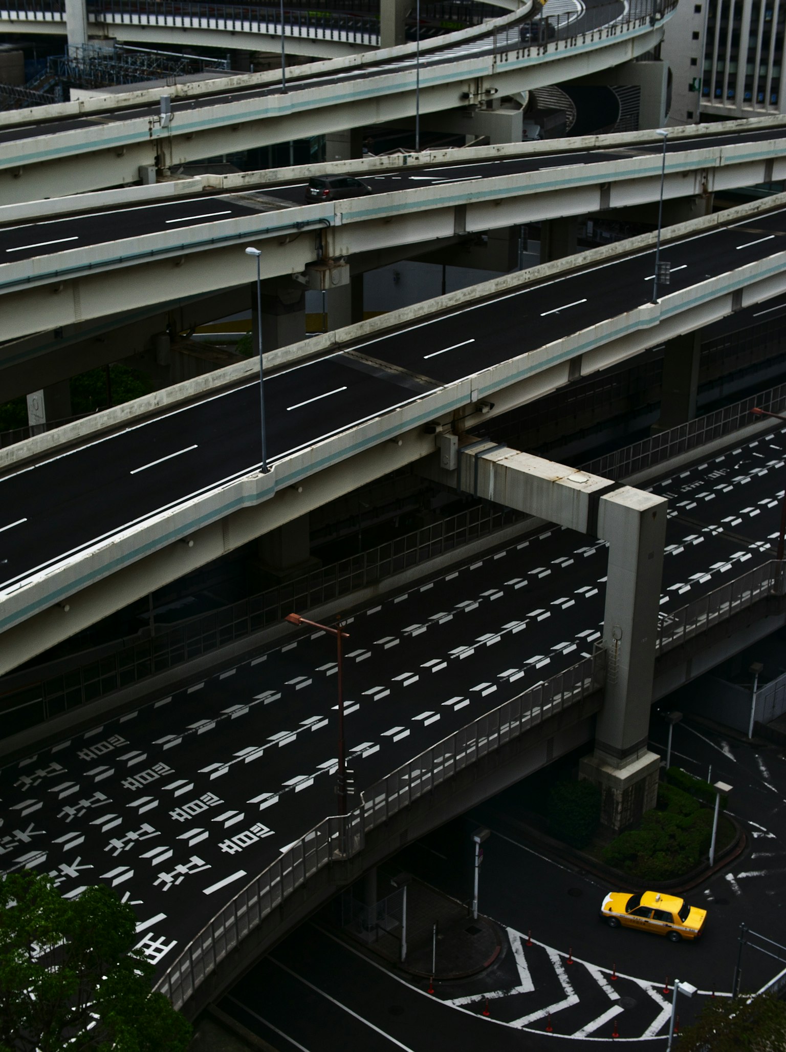 Complejo paisaje urbano con autopistas elevadas y un taxi amarillo