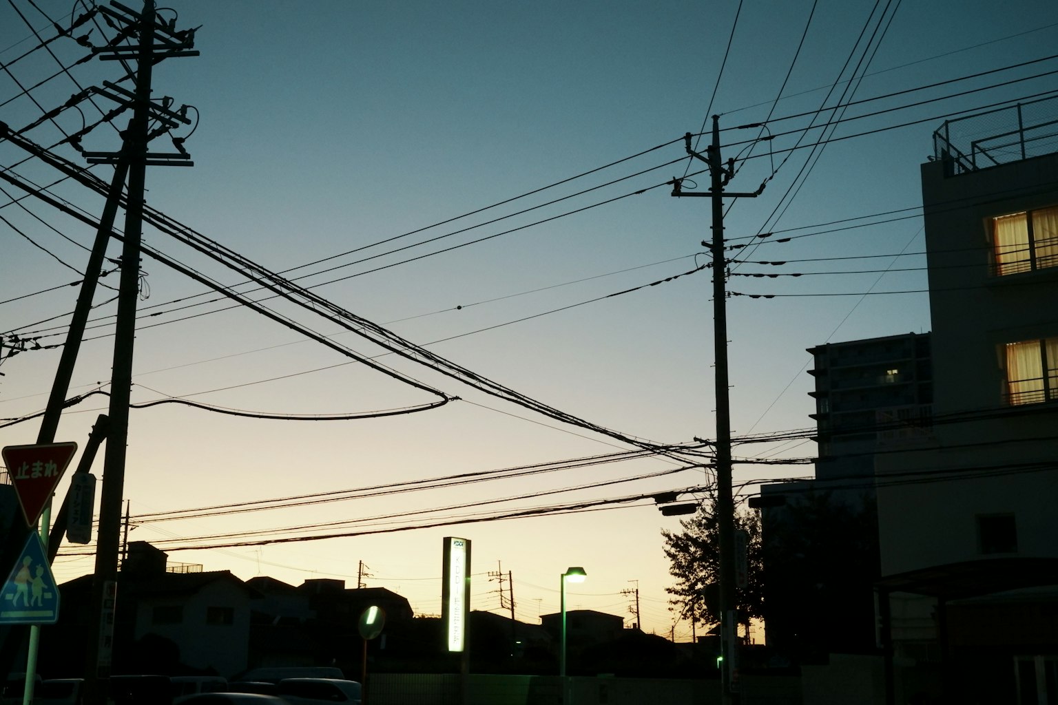 Silhouette de lignes électriques et de bâtiments au crépuscule