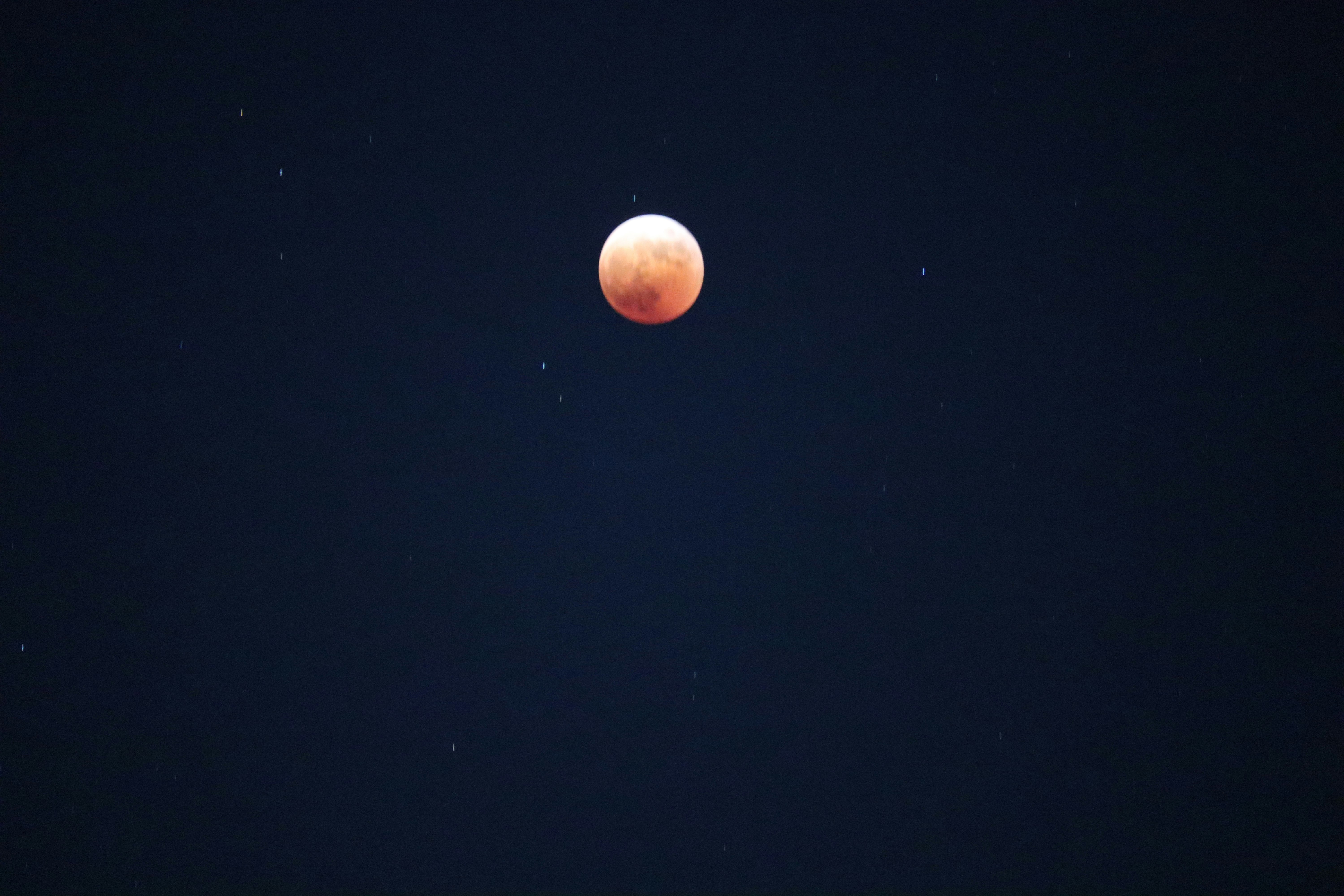 満月のように見える赤い月と星空の夜空