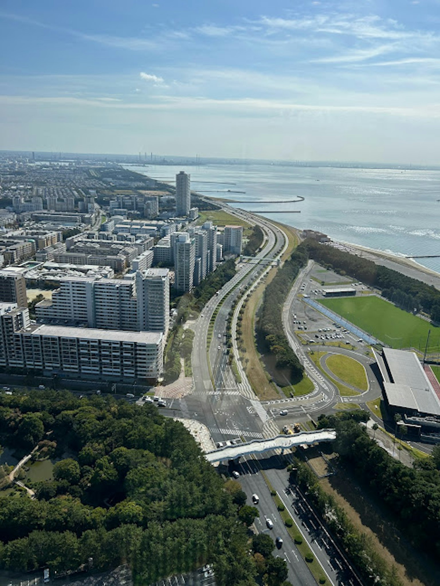 Vista aérea de una ciudad costera con rascacielos y paseo marítimo