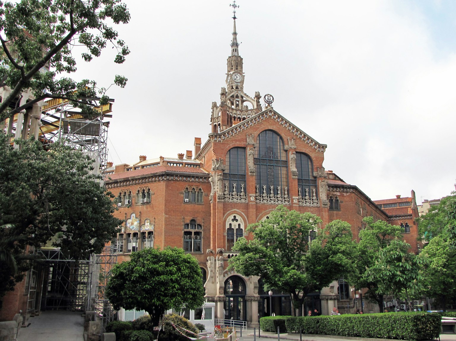 Edificio in mattoni rossi circondato da alberi verdi