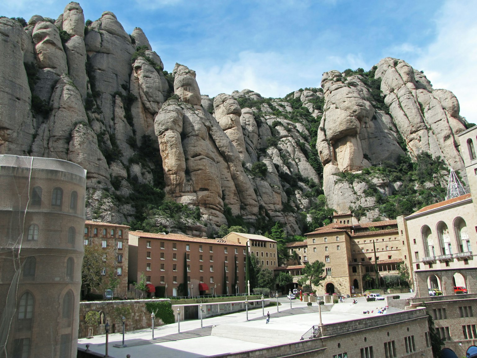 Majestätische Felsformationen des Montserrat mit Klostergebäuden