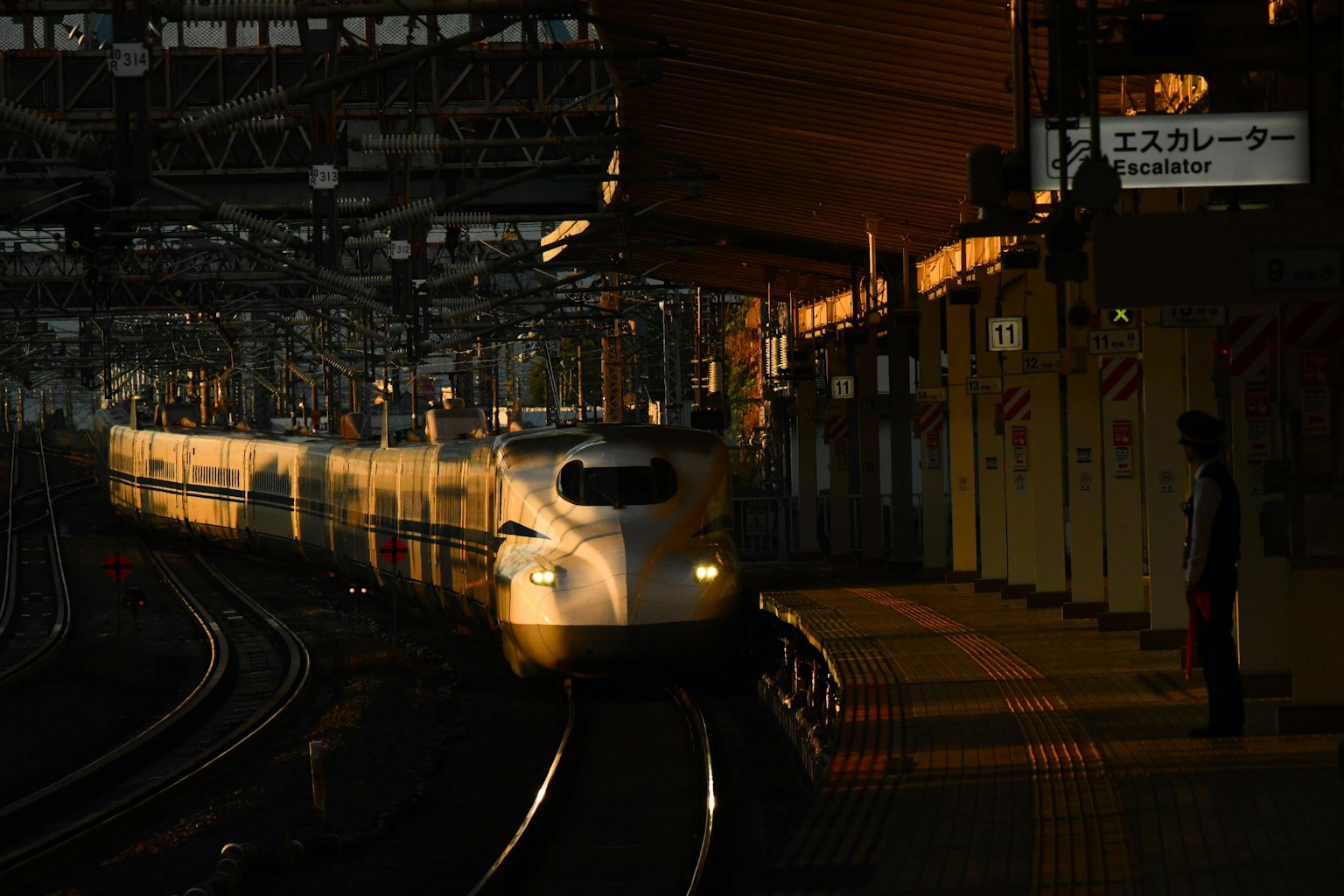 黃昏時分新幹線到達車站