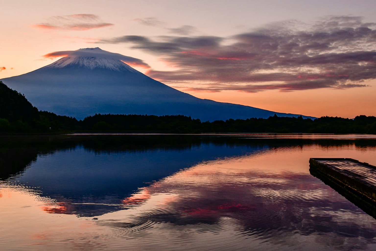 Pemandangan menakjubkan Gunung Fuji saat matahari terbenam dengan refleksi di danau