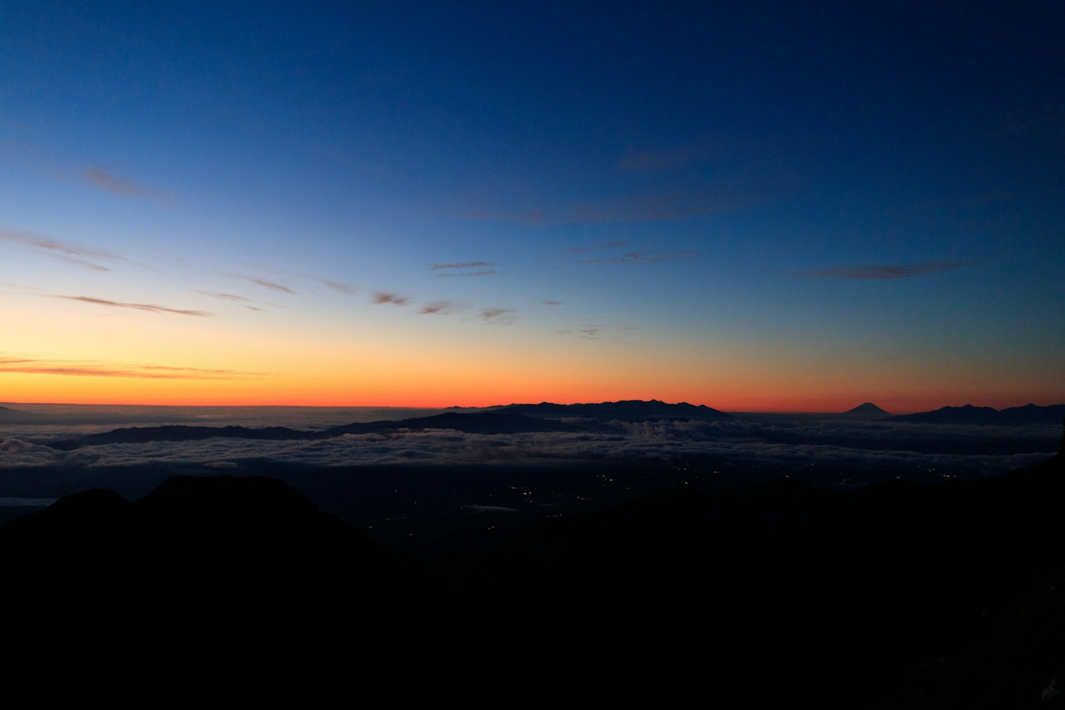 Hermosa vista del atardecer en la montaña degradado de azul y naranja nubes se extienden en el horizonte