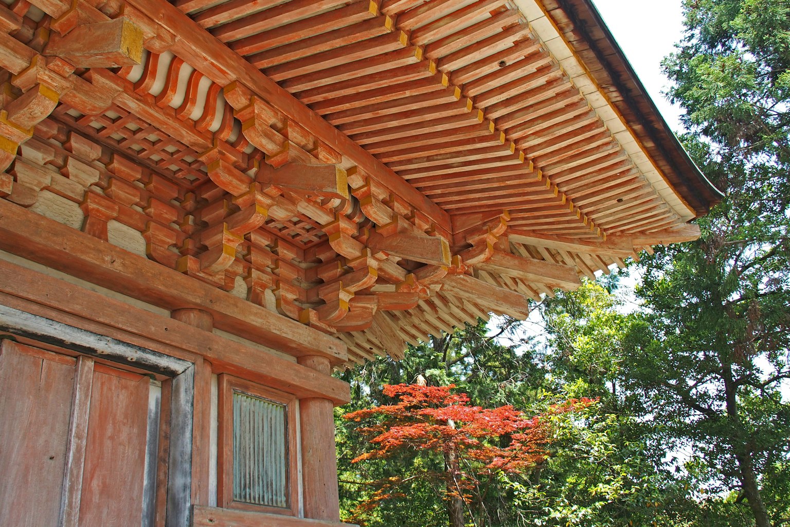 Vue détaillée du toit d'un bâtiment traditionnel mettant en valeur des décorations en bois