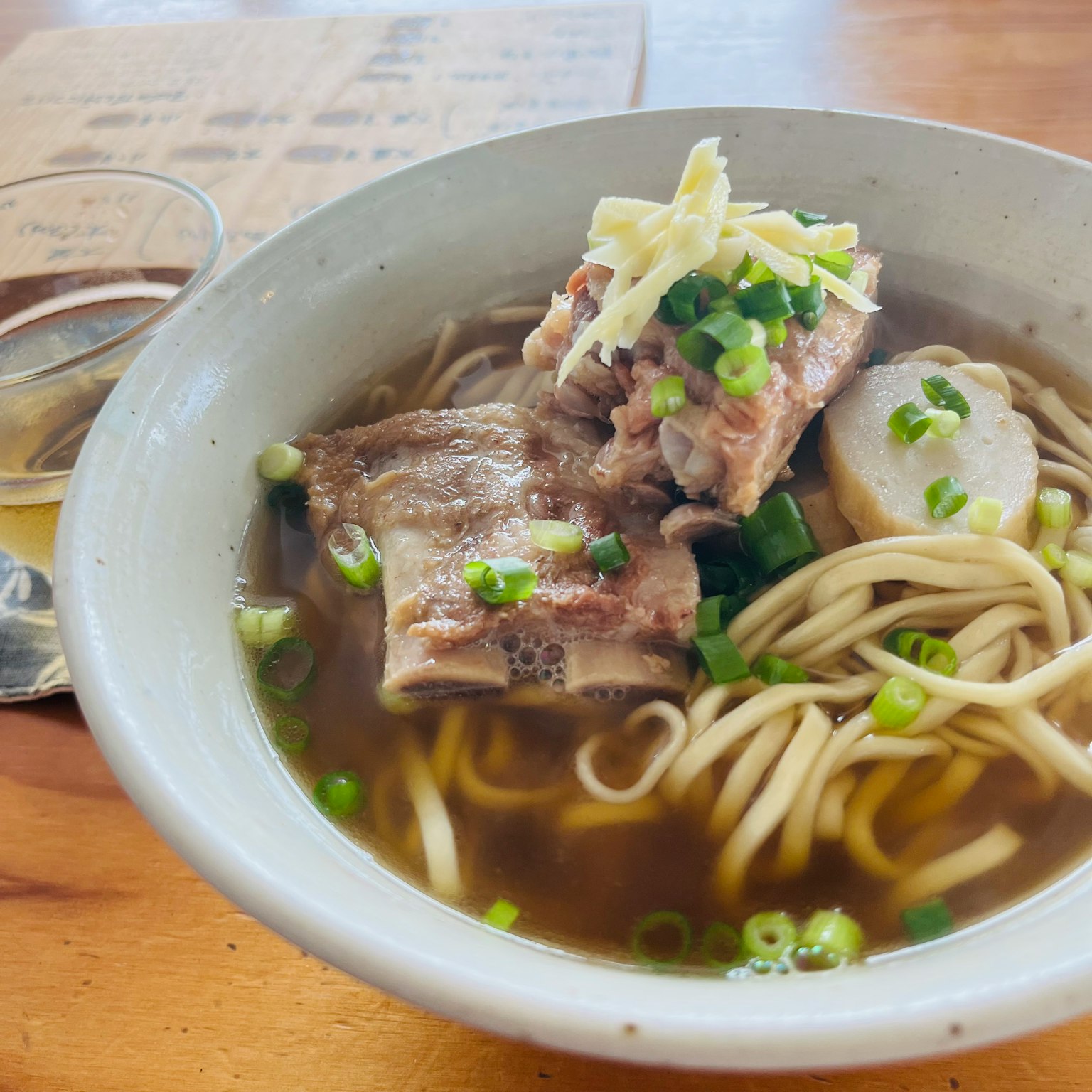 Bát súp mì có thịt heo và hành lá