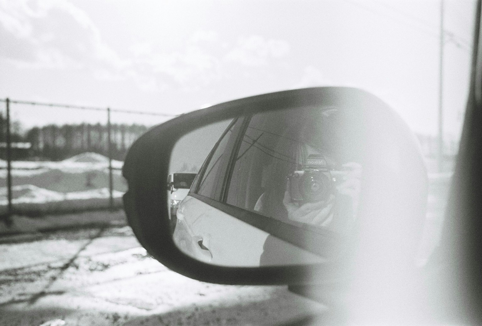 Réflexion de paysages et ciel nuageux dans un rétroviseur de voiture