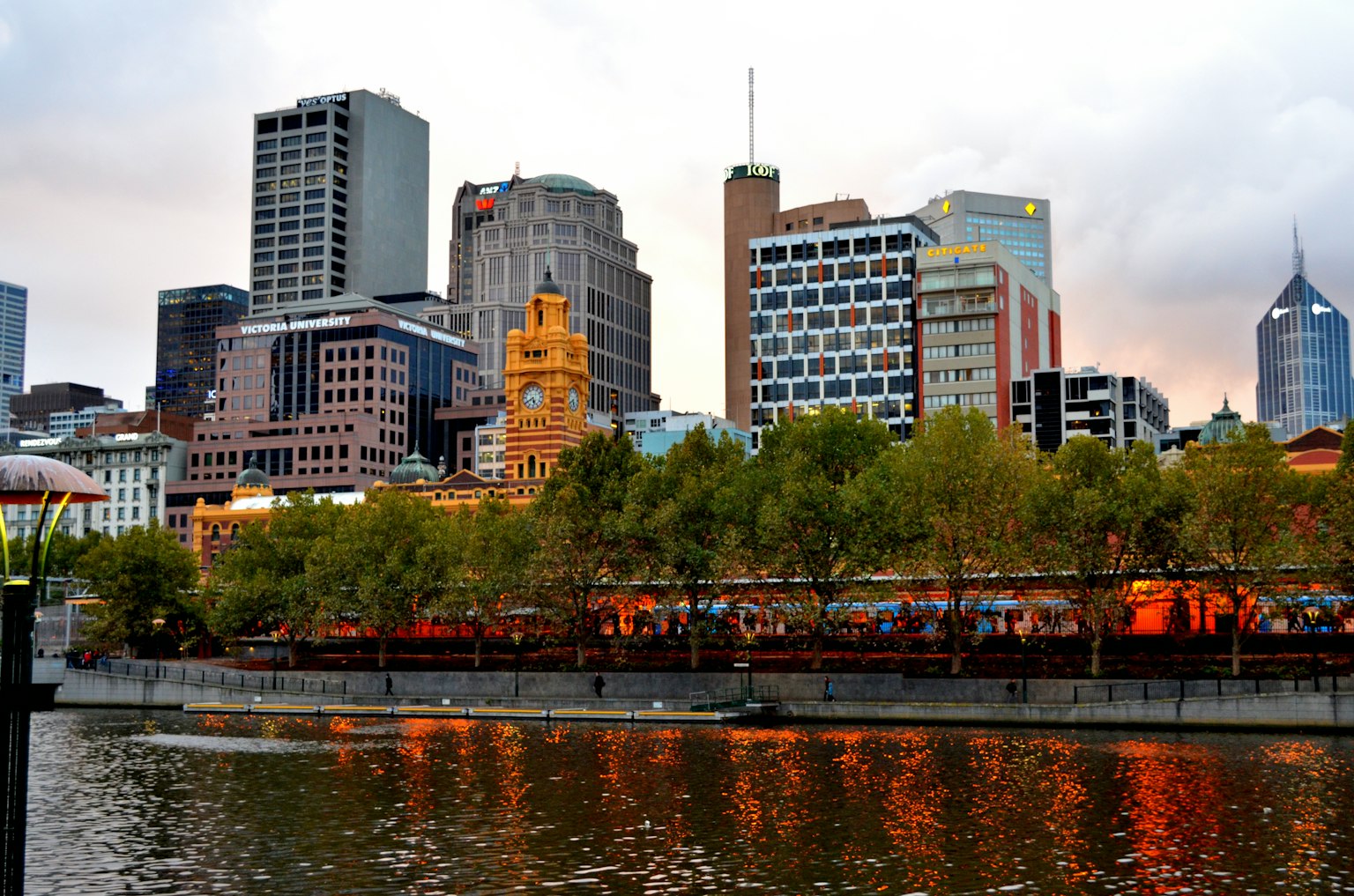 Ciel de Melbourne le long de la rivière au crépuscule avec des reflets