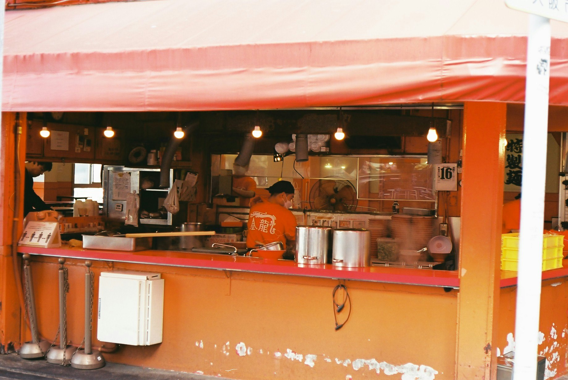 comptoir de stand de street food orange avec équipements de cuisine