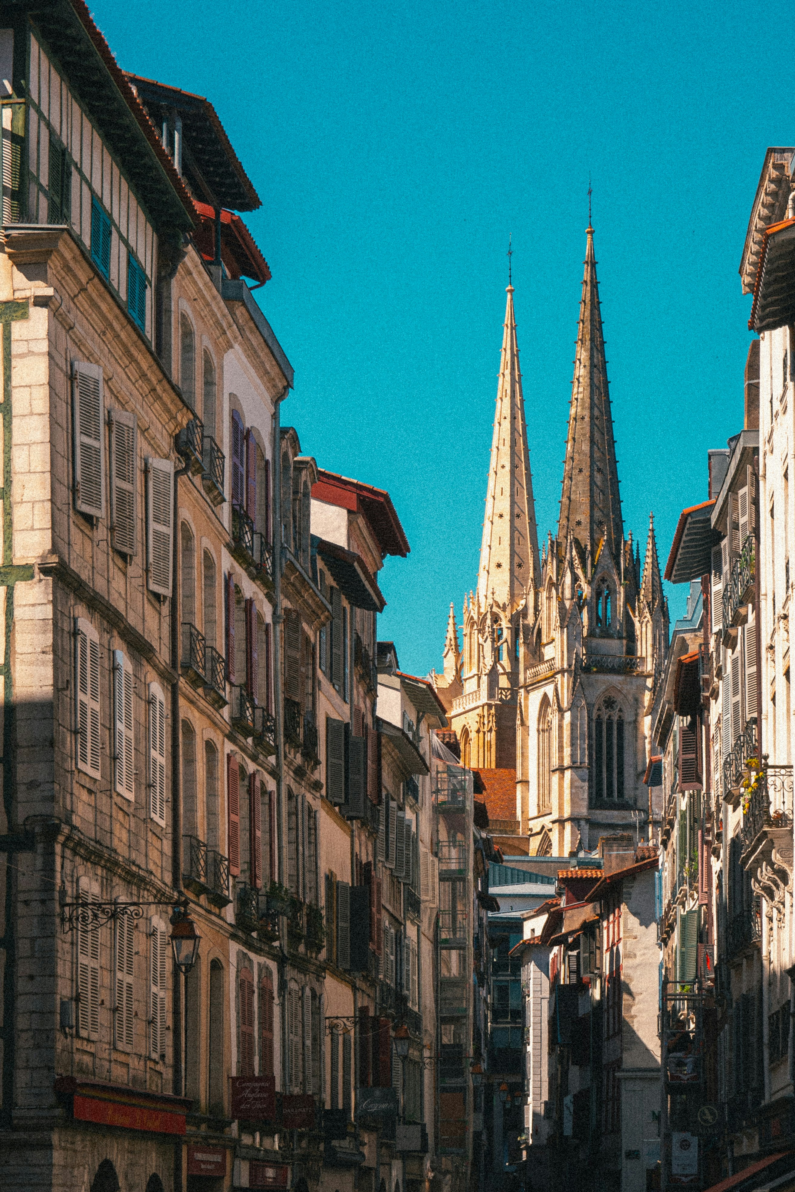 Flèches gothiques dominant une ruelle à Bayonne