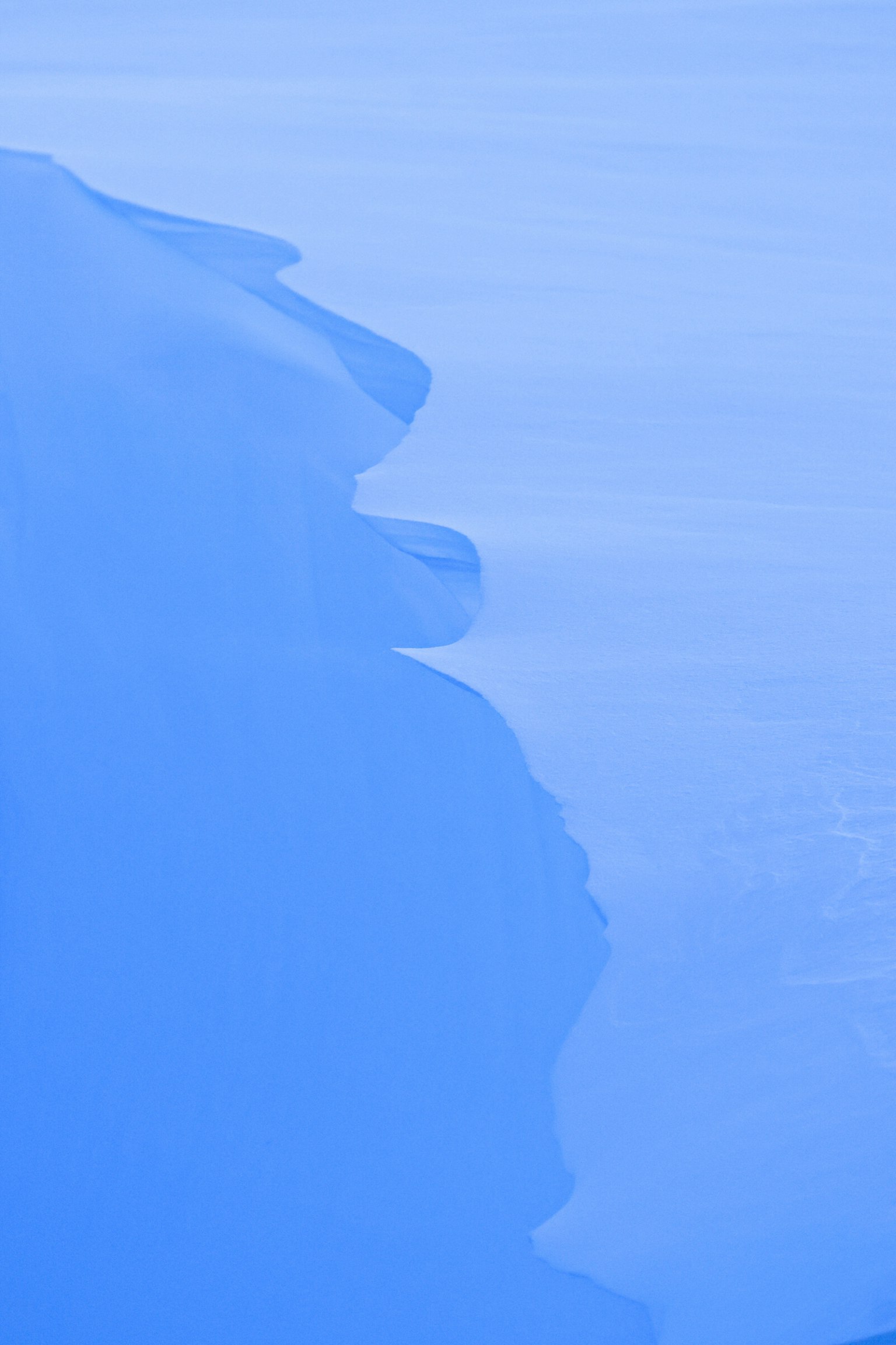 Immagine con una silhouette su uno sfondo blu