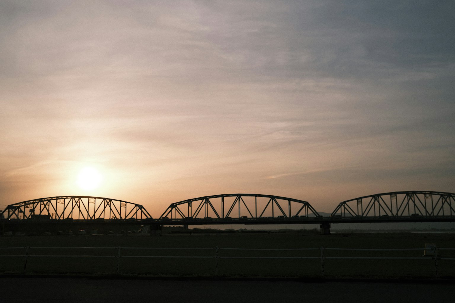 夕陽下鐵路橋的輪廓