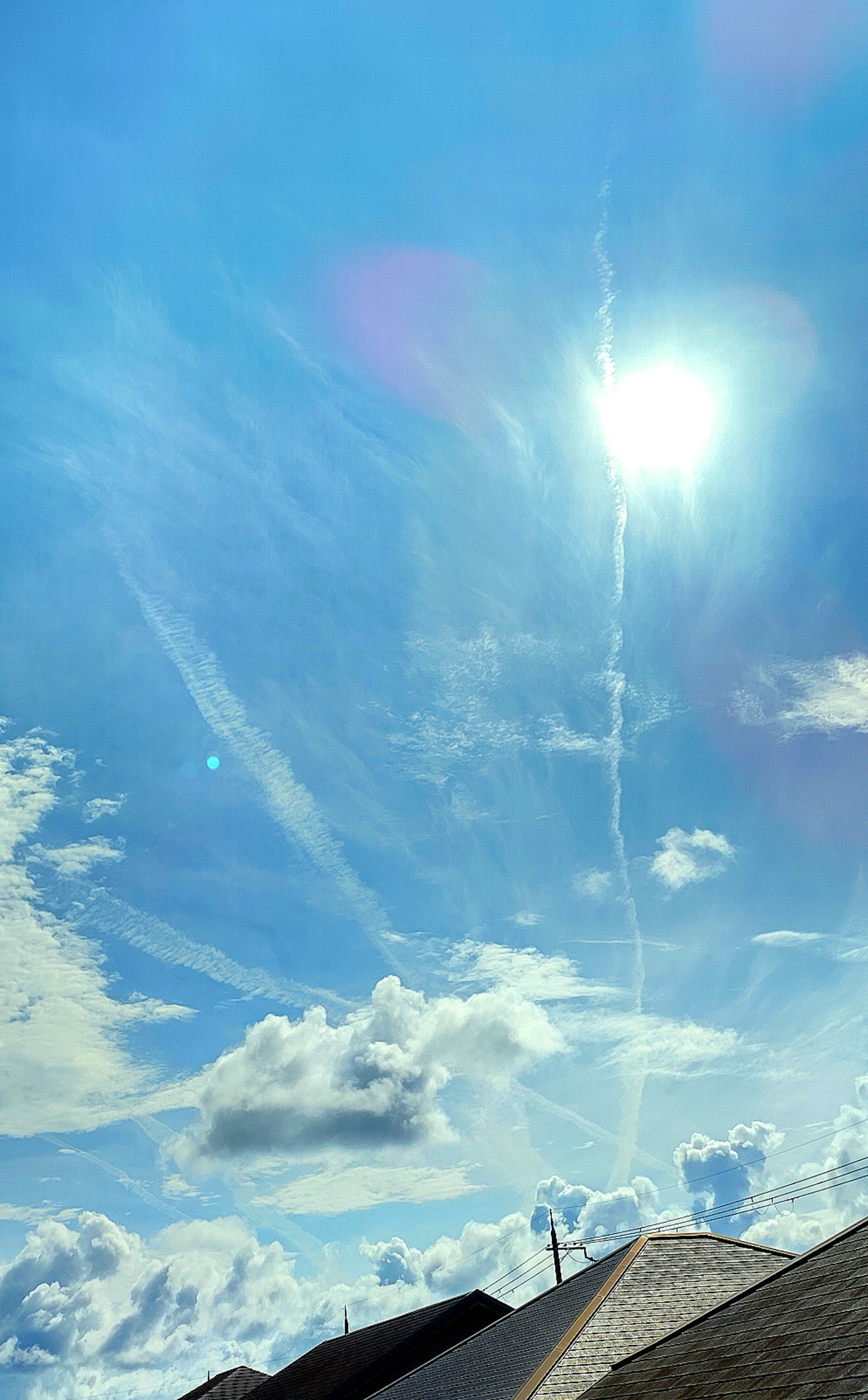 Cielo blu brillante con il sole e nuvole sparse
