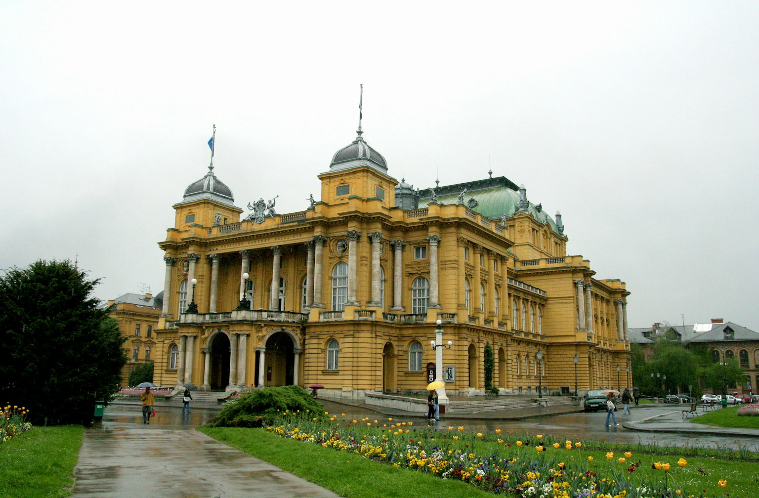 Bâtiment jaune magnifique à Zagreb par un jour de pluie