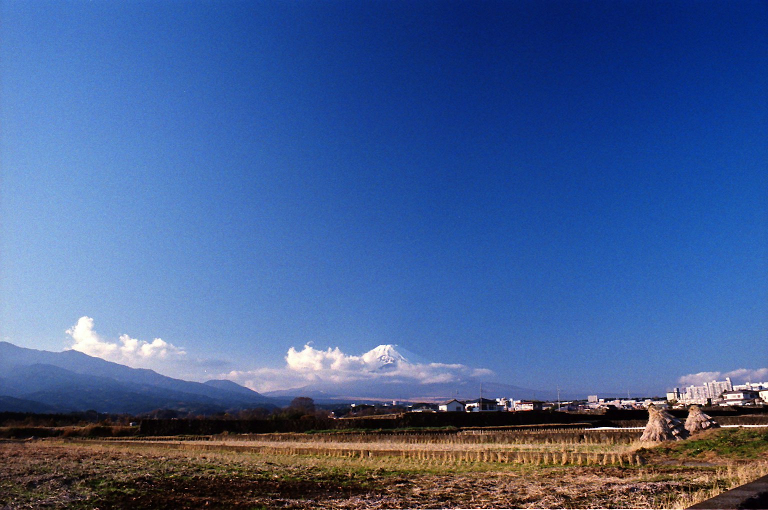 鄉村風景 藍天 山脈和雲朵