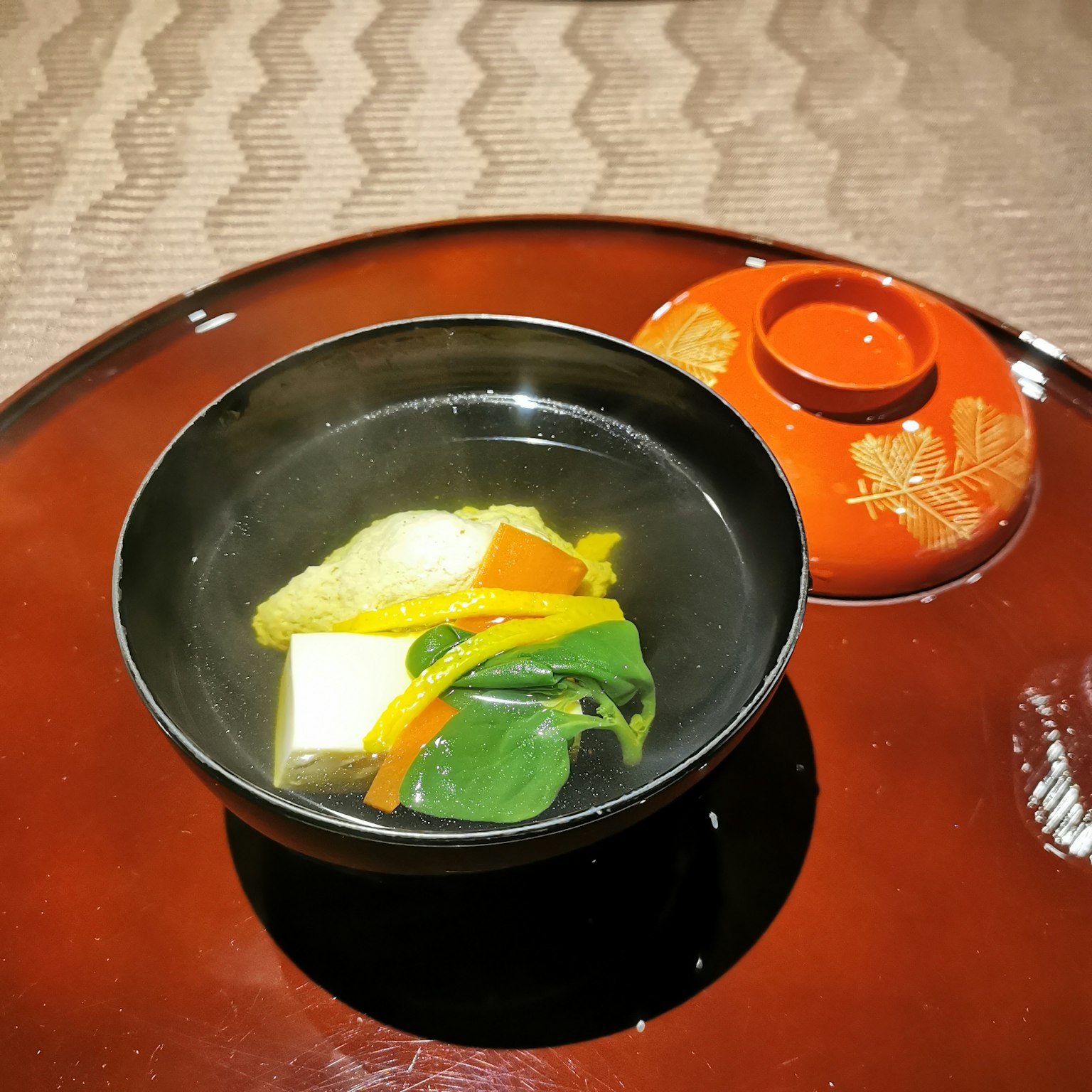 Bol de soupe miso avec tofu et légumes