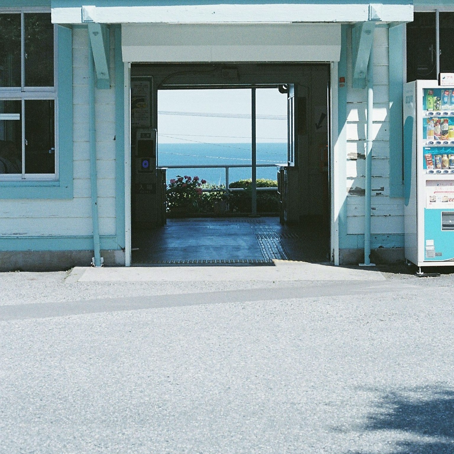 藍色建築的入口處可以看到海景和自動販賣機
