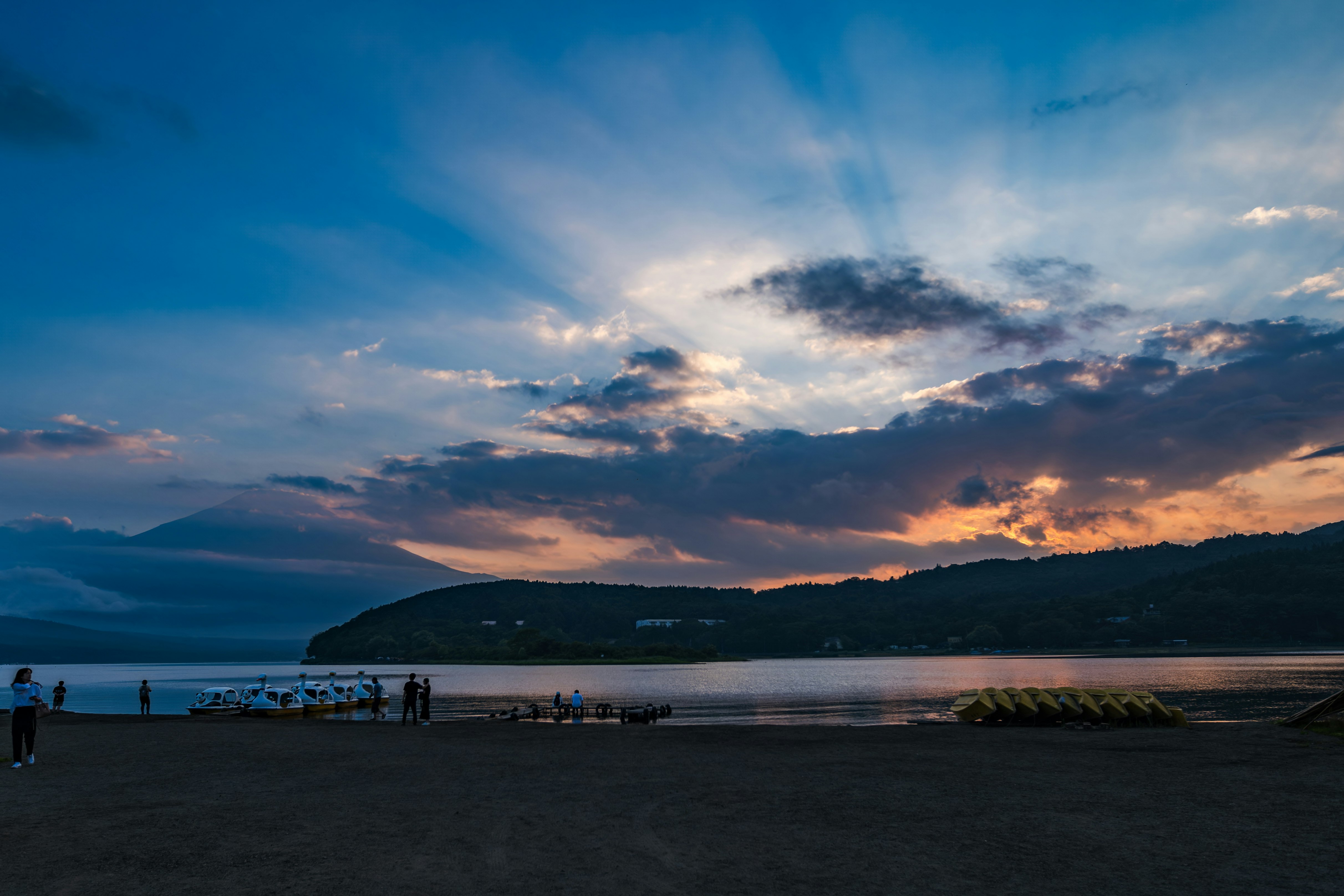 plage au coucher du soleil avec horizon visible