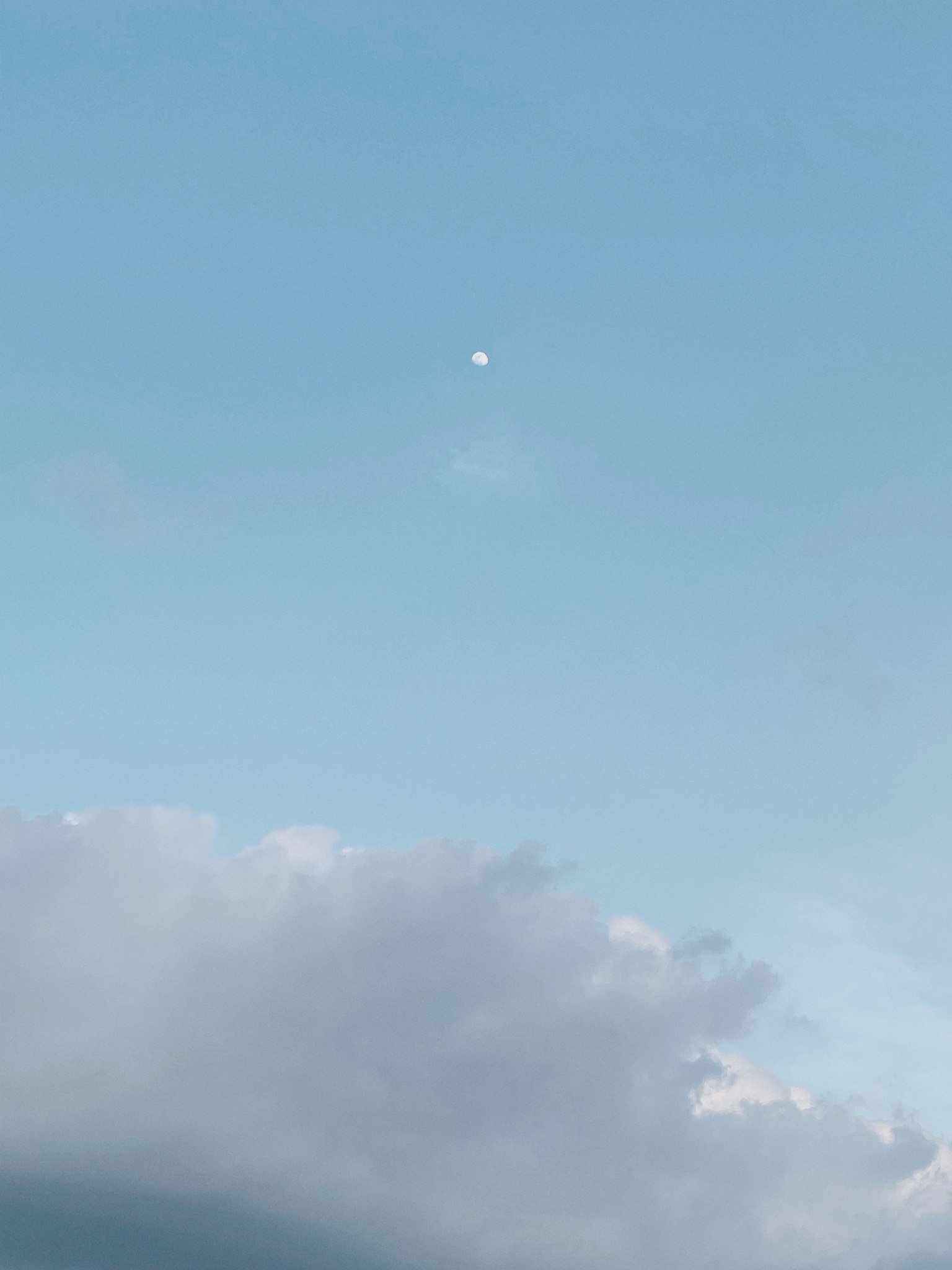 Un piccolo oggetto luminoso in un cielo blu con nuvole