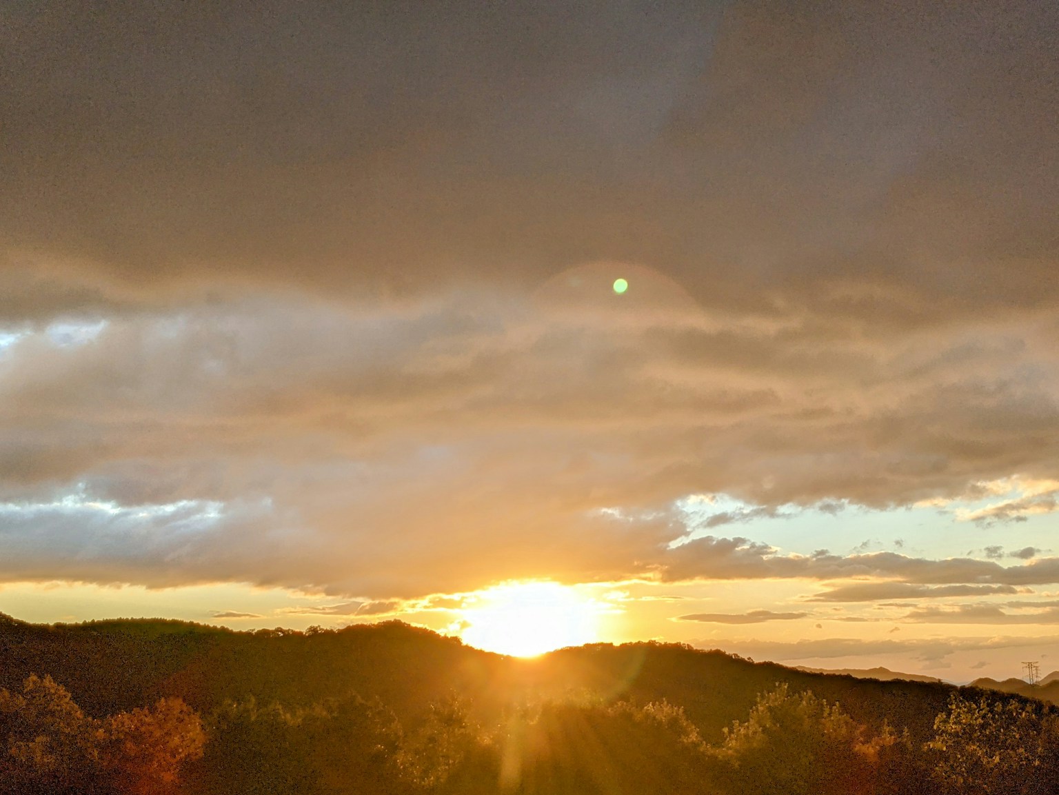 Wunderschöne Landschaft des Sonnenuntergangs zwischen den Bergen