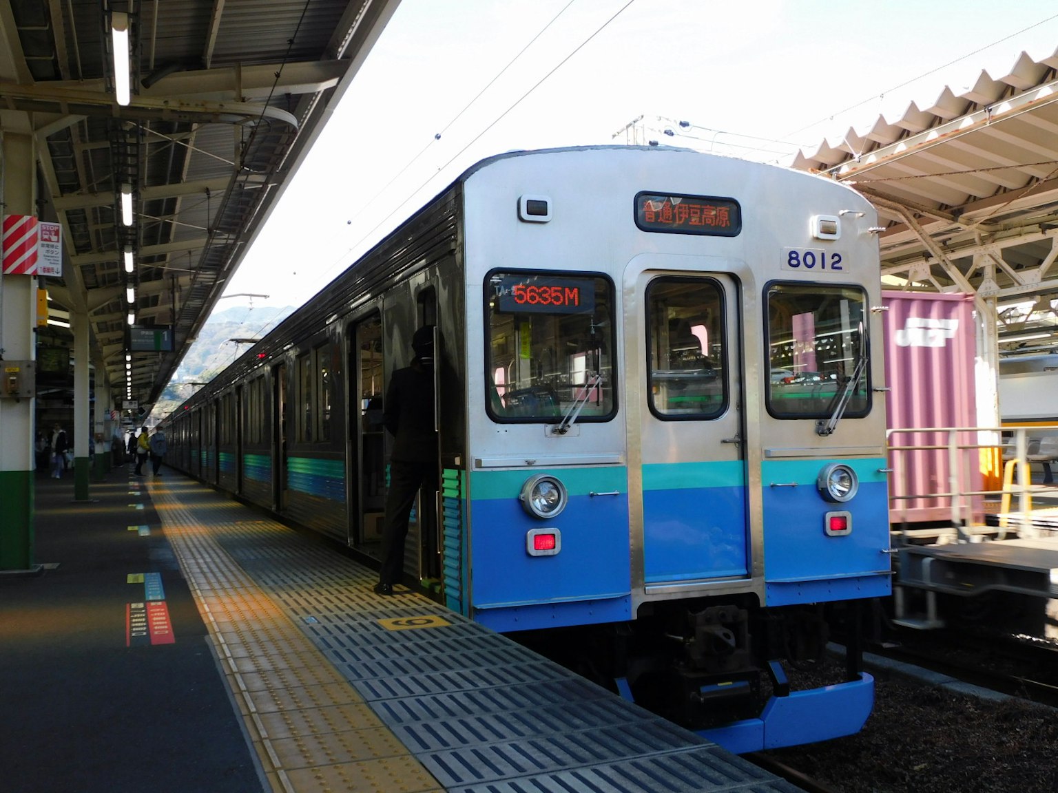 รถไฟสีน้ำเงินและสีขาวจอดที่สถานี