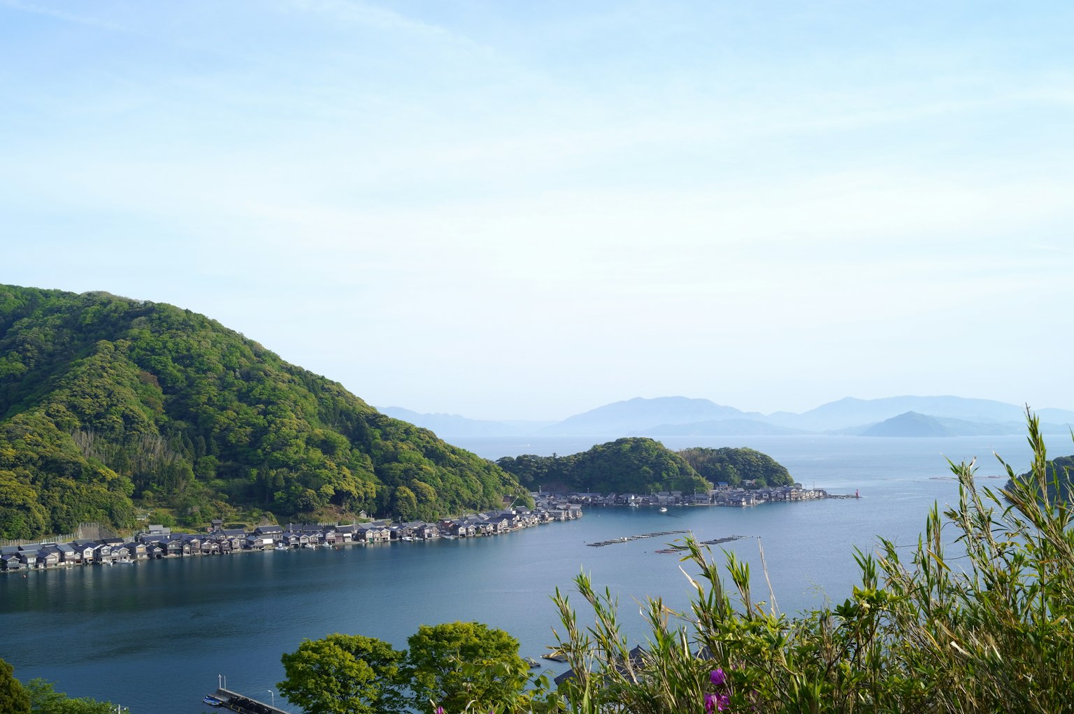 Vista panoramica del mare blu e delle colline verdi