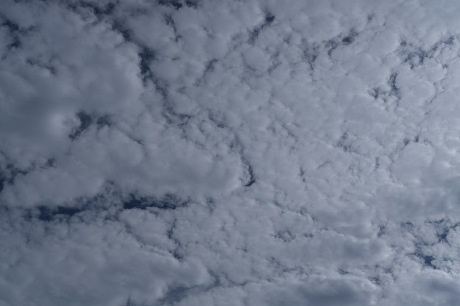 Pola awan putih di langit biru
