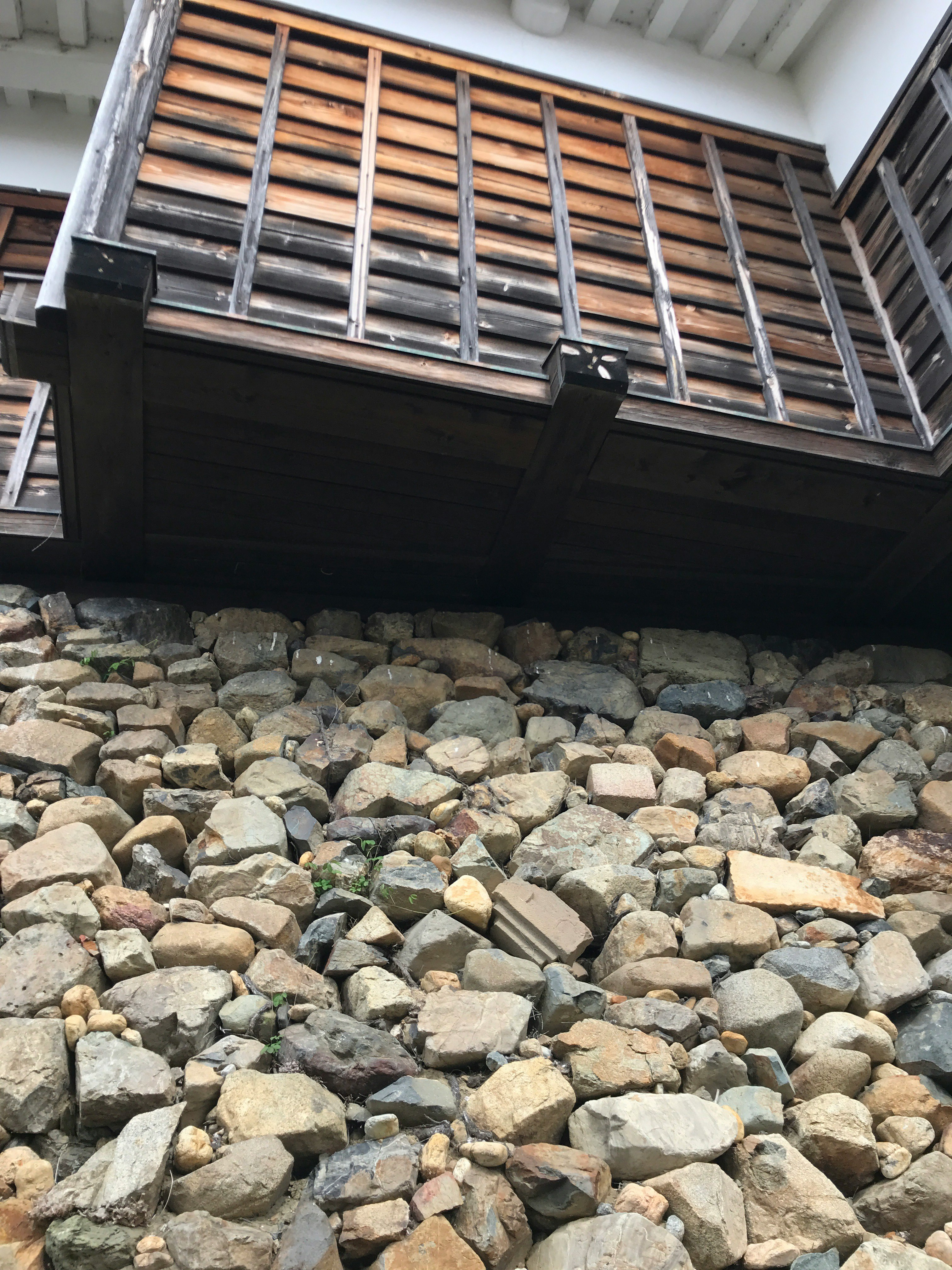 福知山城再利用石材铺设的石墙与建筑底座