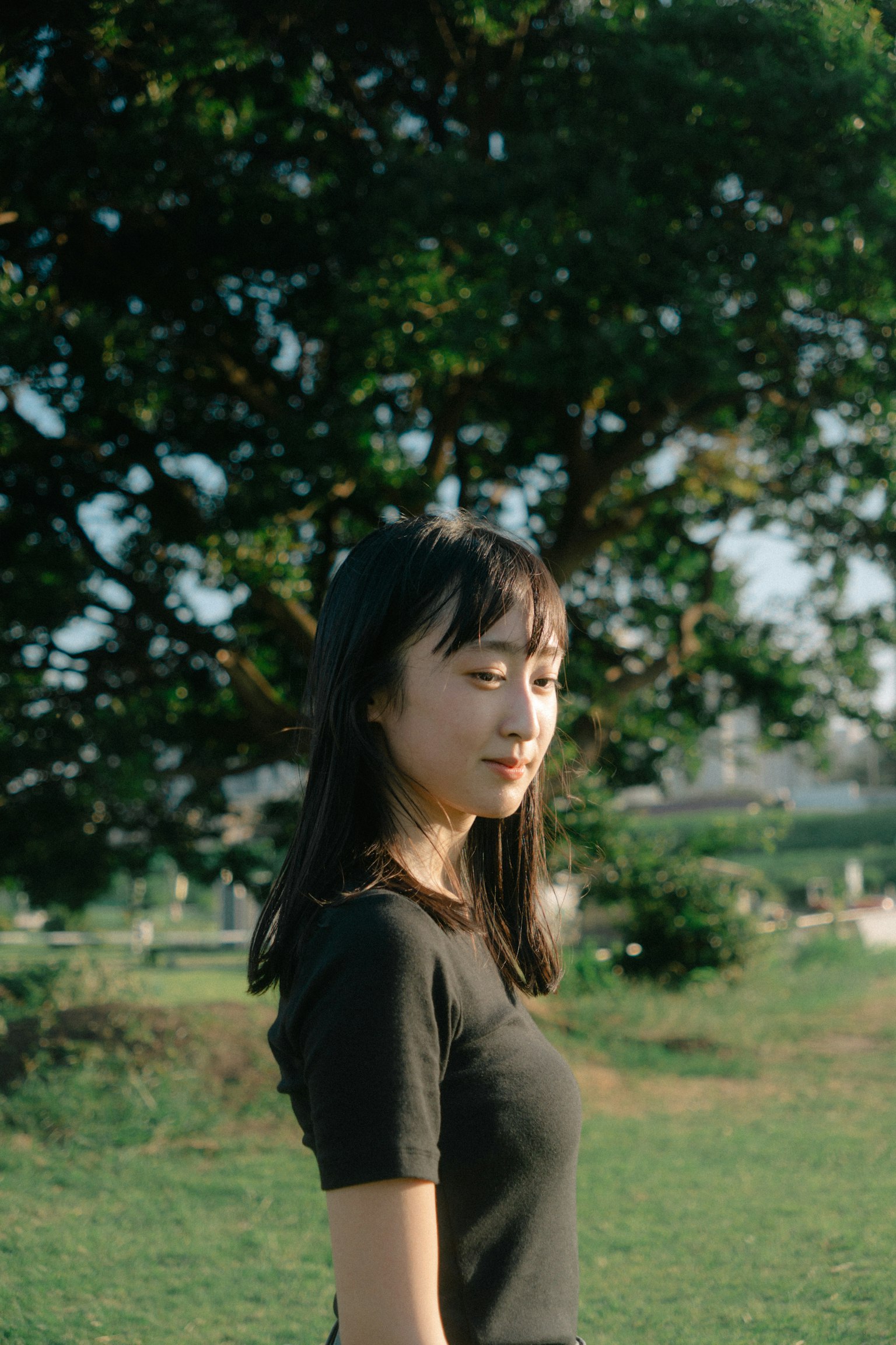 在綠色公園中女性的側面照
