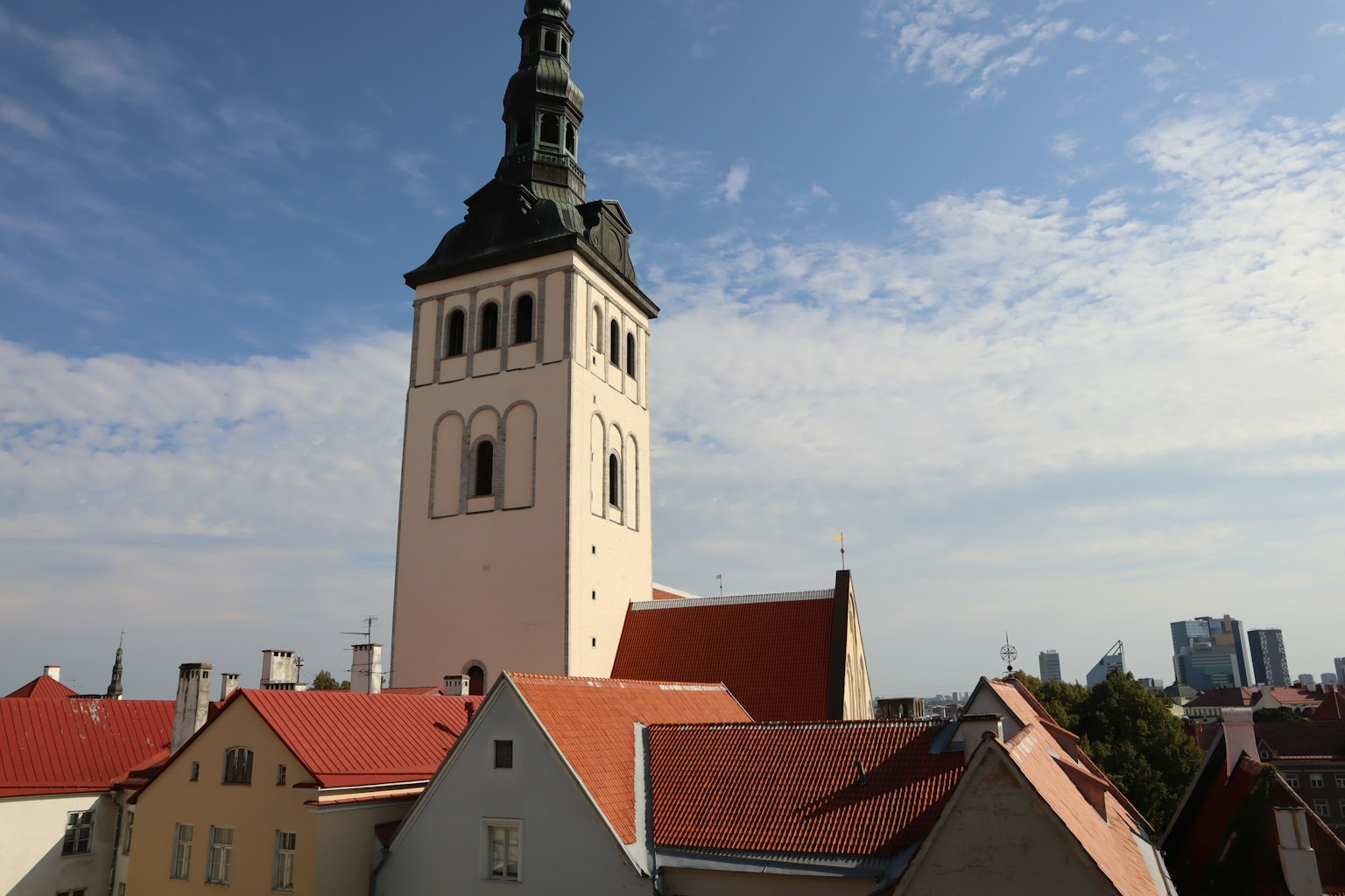Mittelalterlicher Turm in Tallinn Estland mit roten Dächern und blauem Himmel