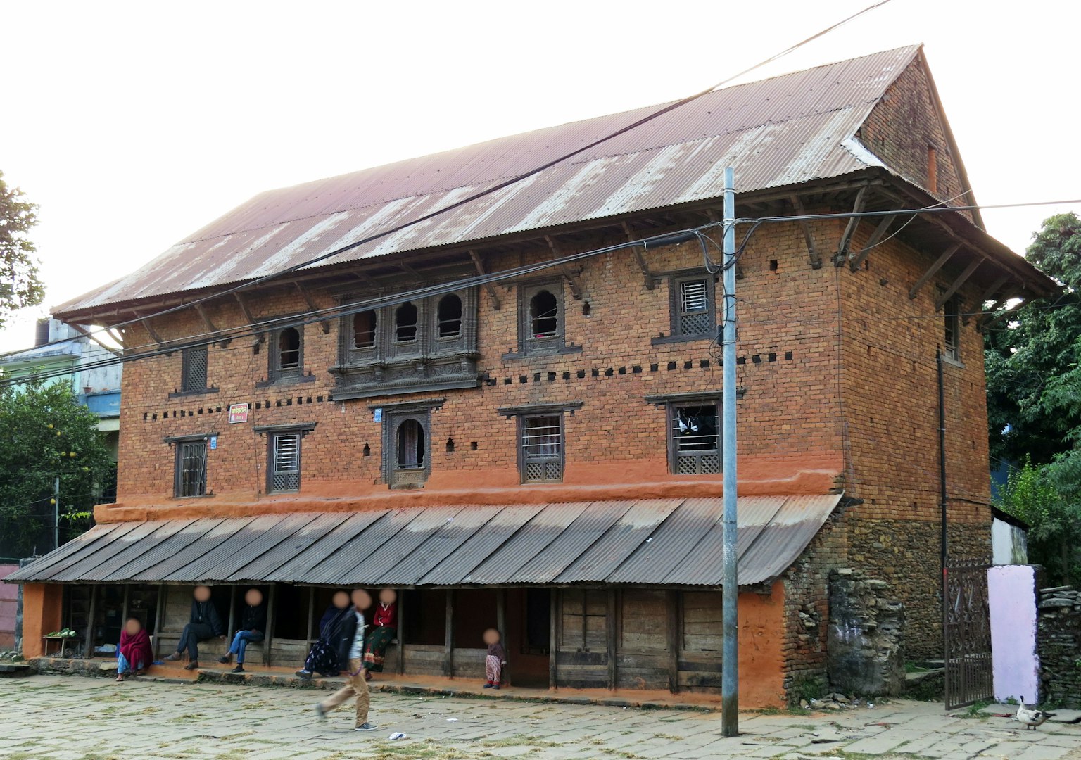 Bâtiment en briques traditionnelles avec des fenêtres en bois et une atmosphère rustique