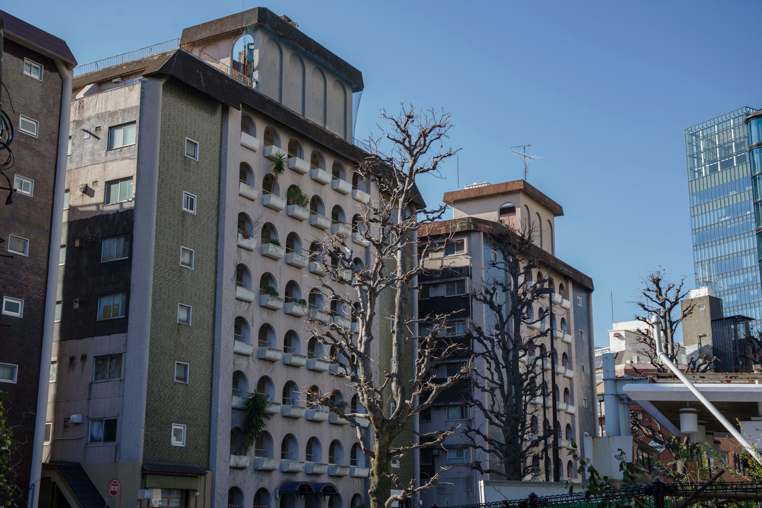 Stadtansicht mit modernen Gebäuden und alter Architektur in Tokio