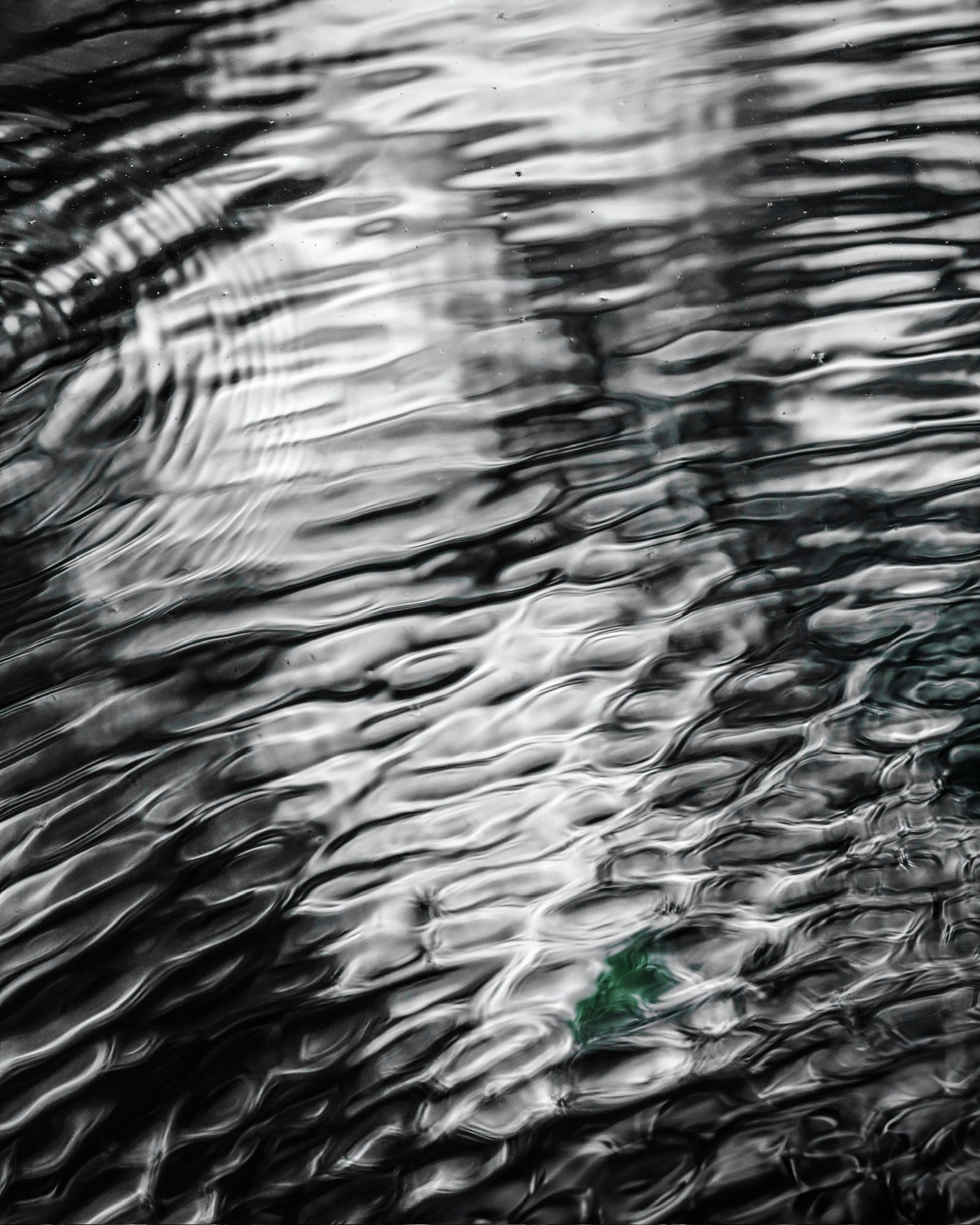 agua de río en movimiento con ondulaciones
