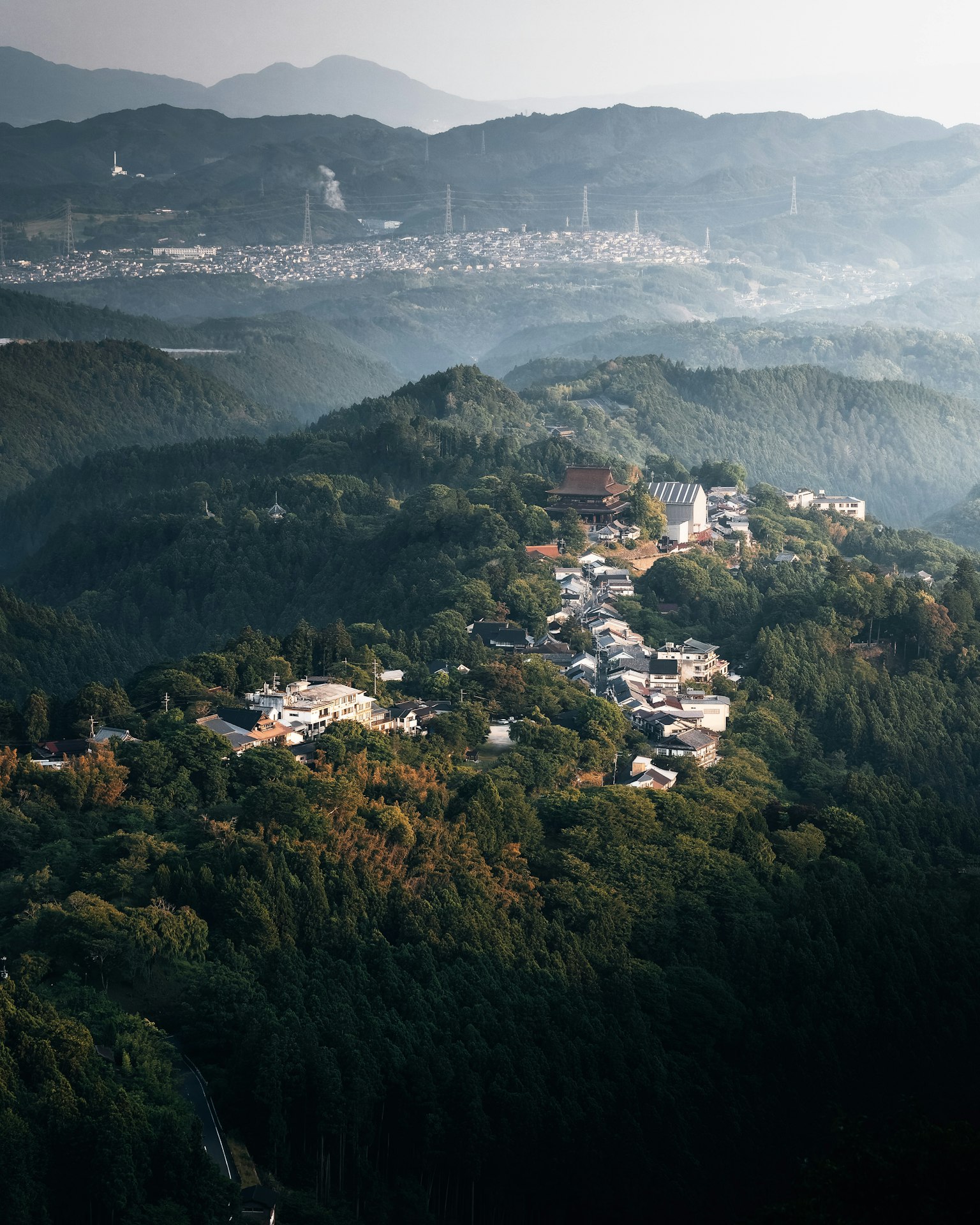 被山脈環繞的村莊美景