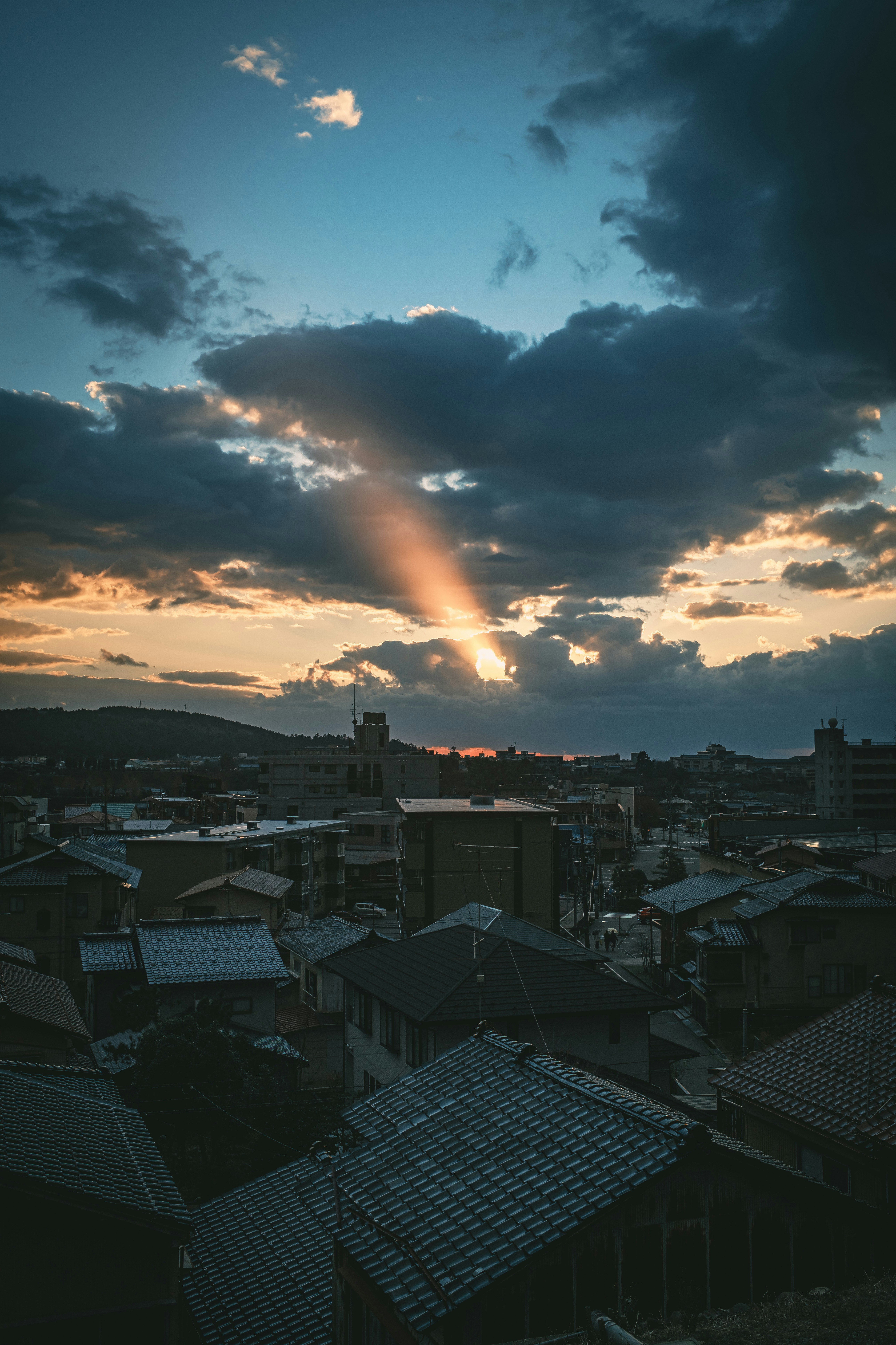 元旦の夕陽が差し込む街並みの屋根景色