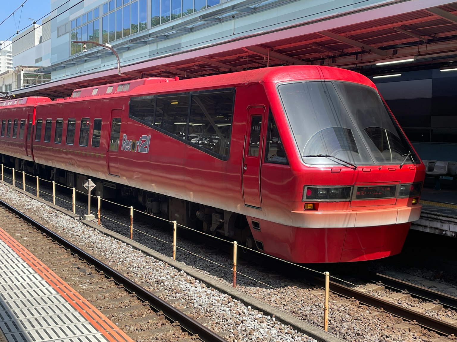 รถไฟสีแดงจอดอยู่ที่สถานี