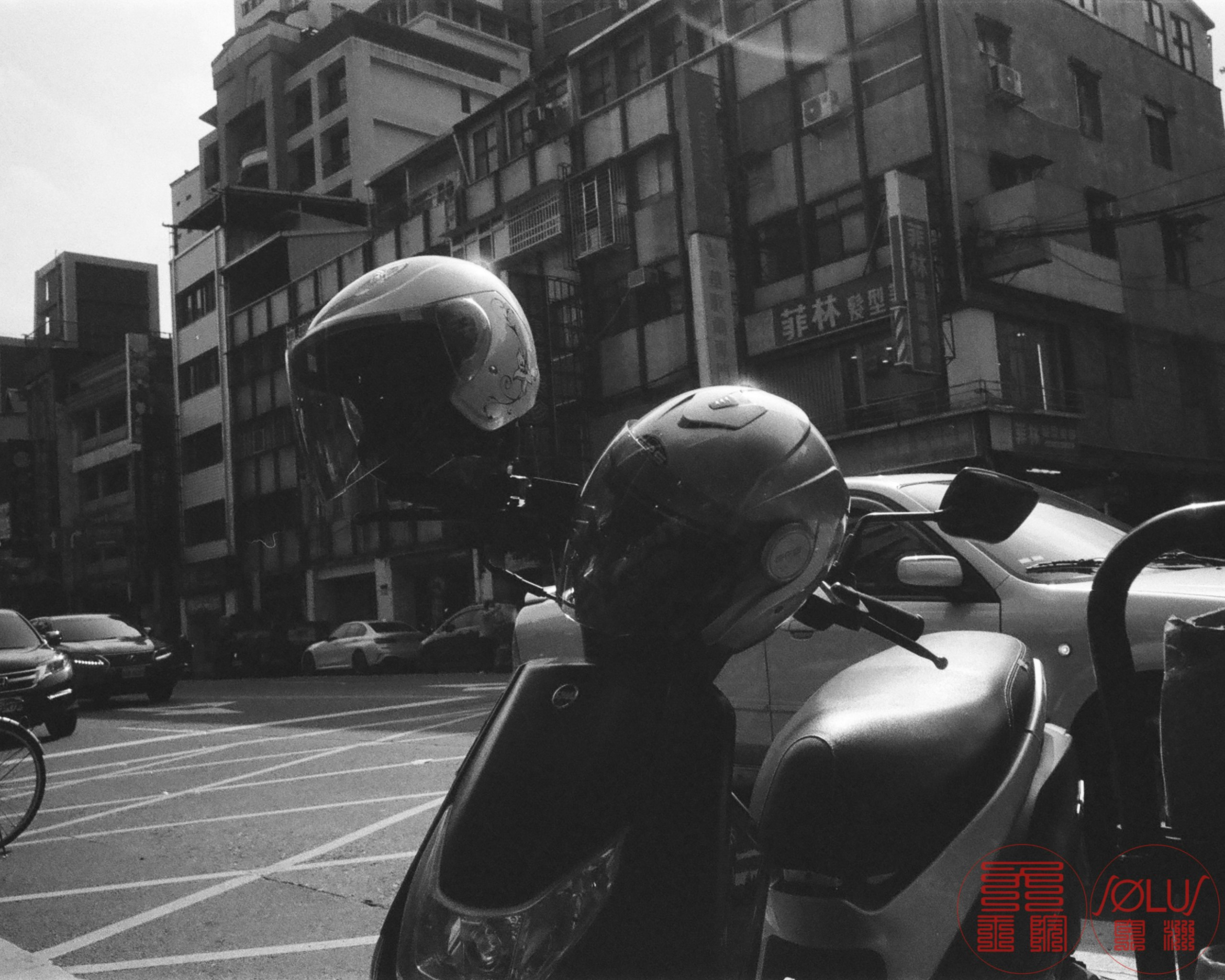台北の交差点で並ぶバイクと自転車のある街並み