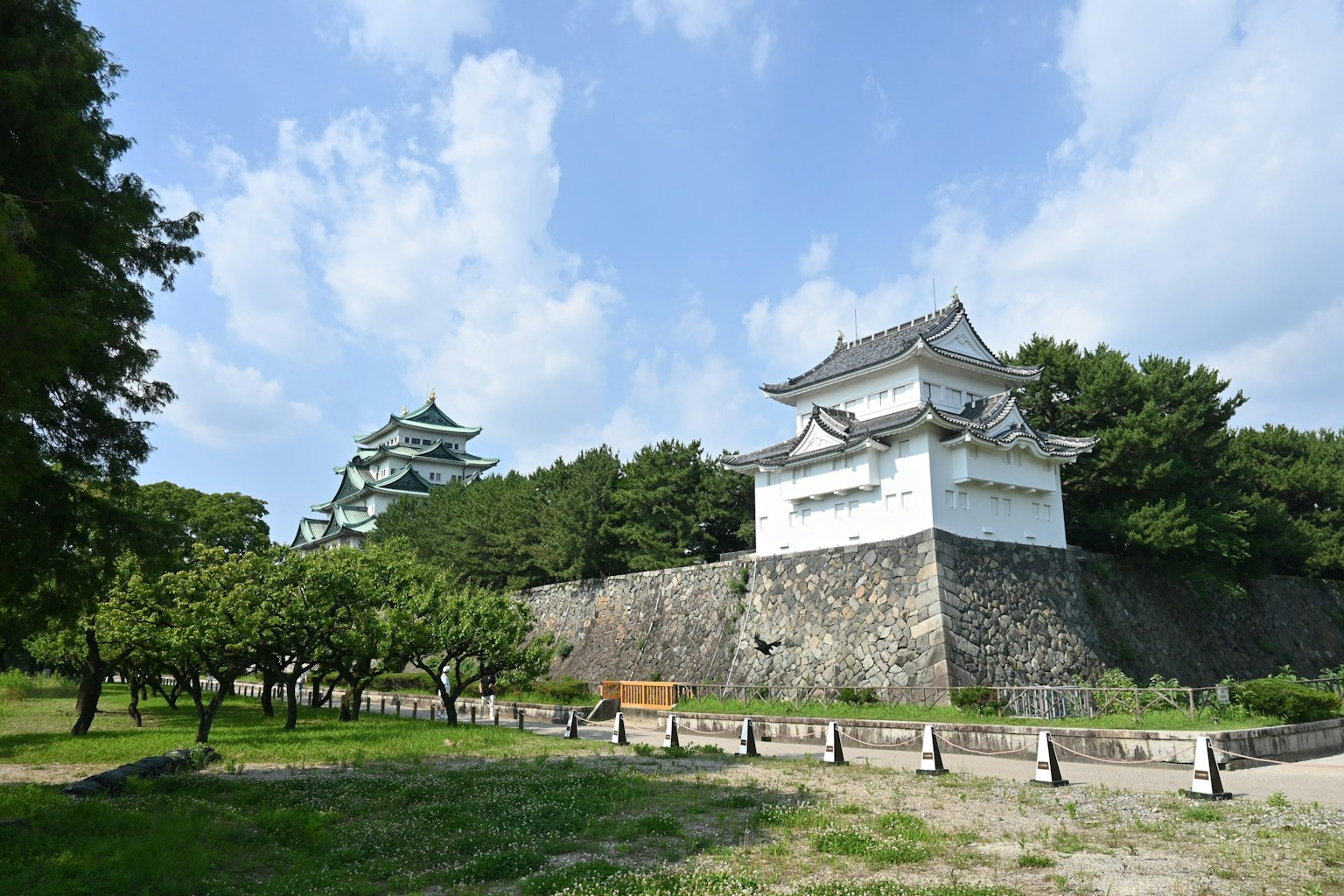 Kastil Nagoya dengan struktur putih dan taman hijau