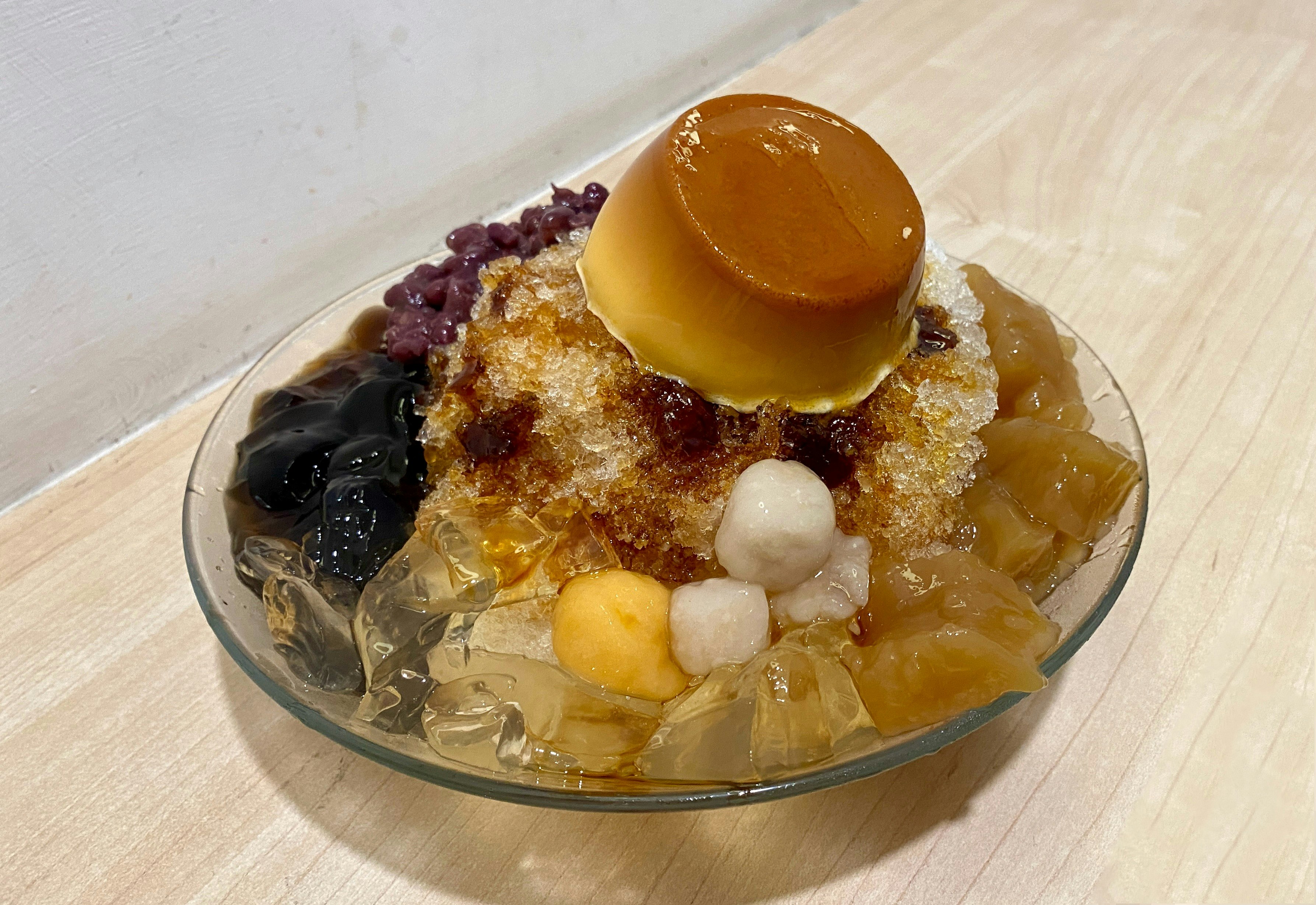 玻璃碗裡的布丁與水果甜點