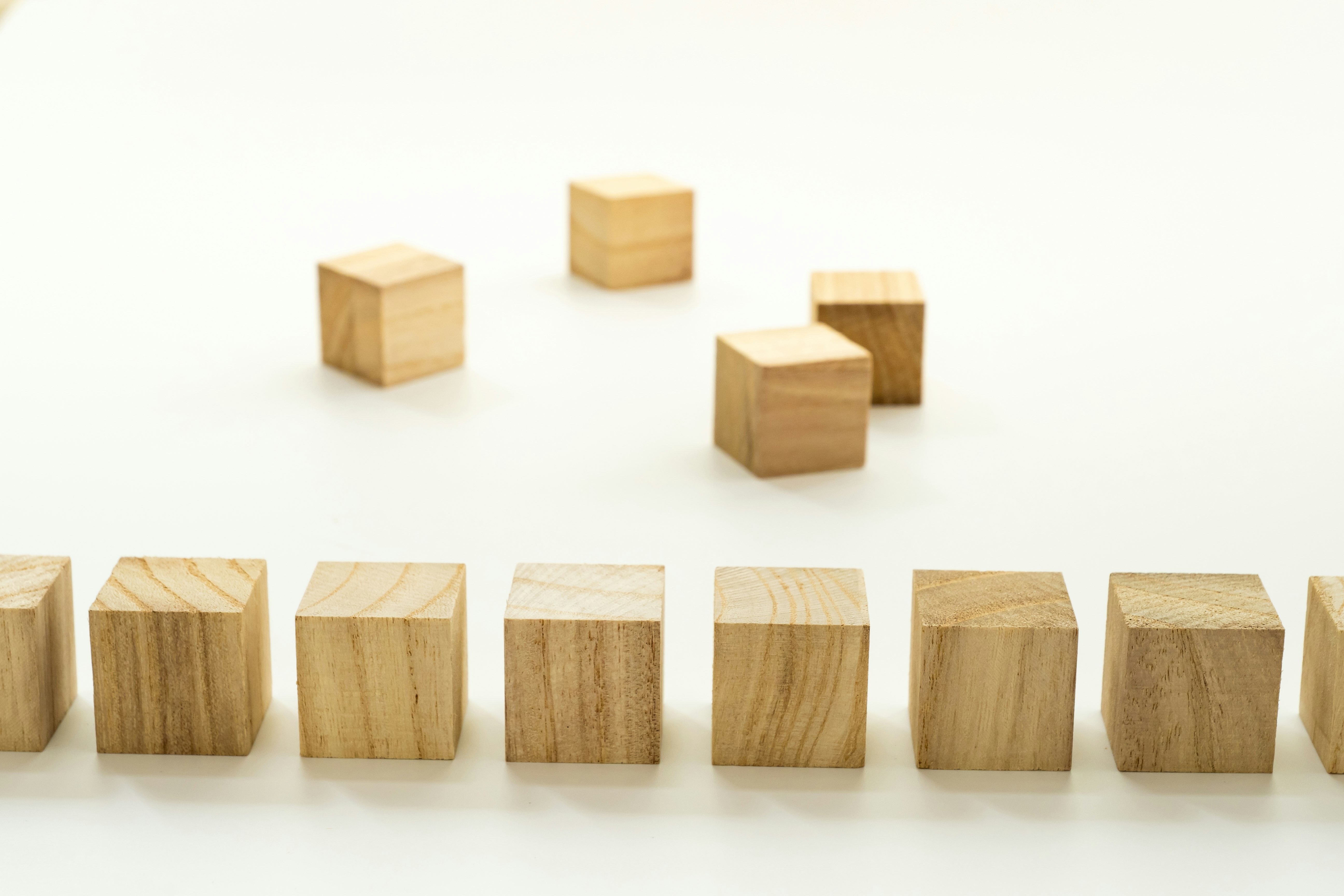 agencement minimal de blocs en bois