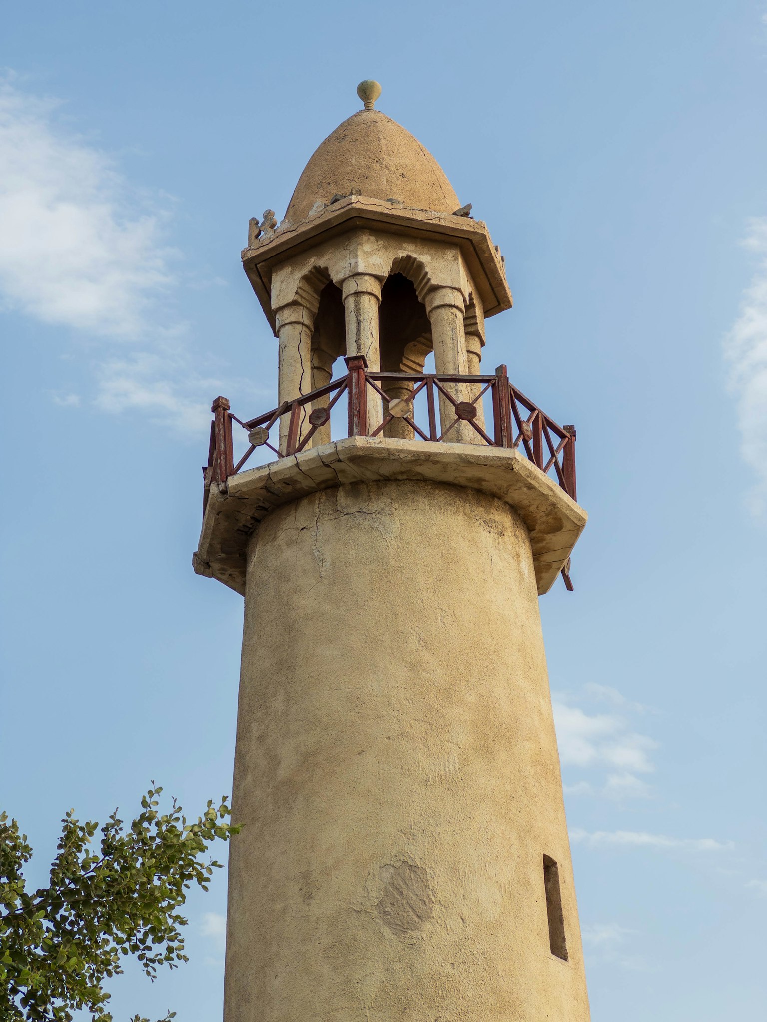 Torre con balcón y ventanas arqueadas de arenisca